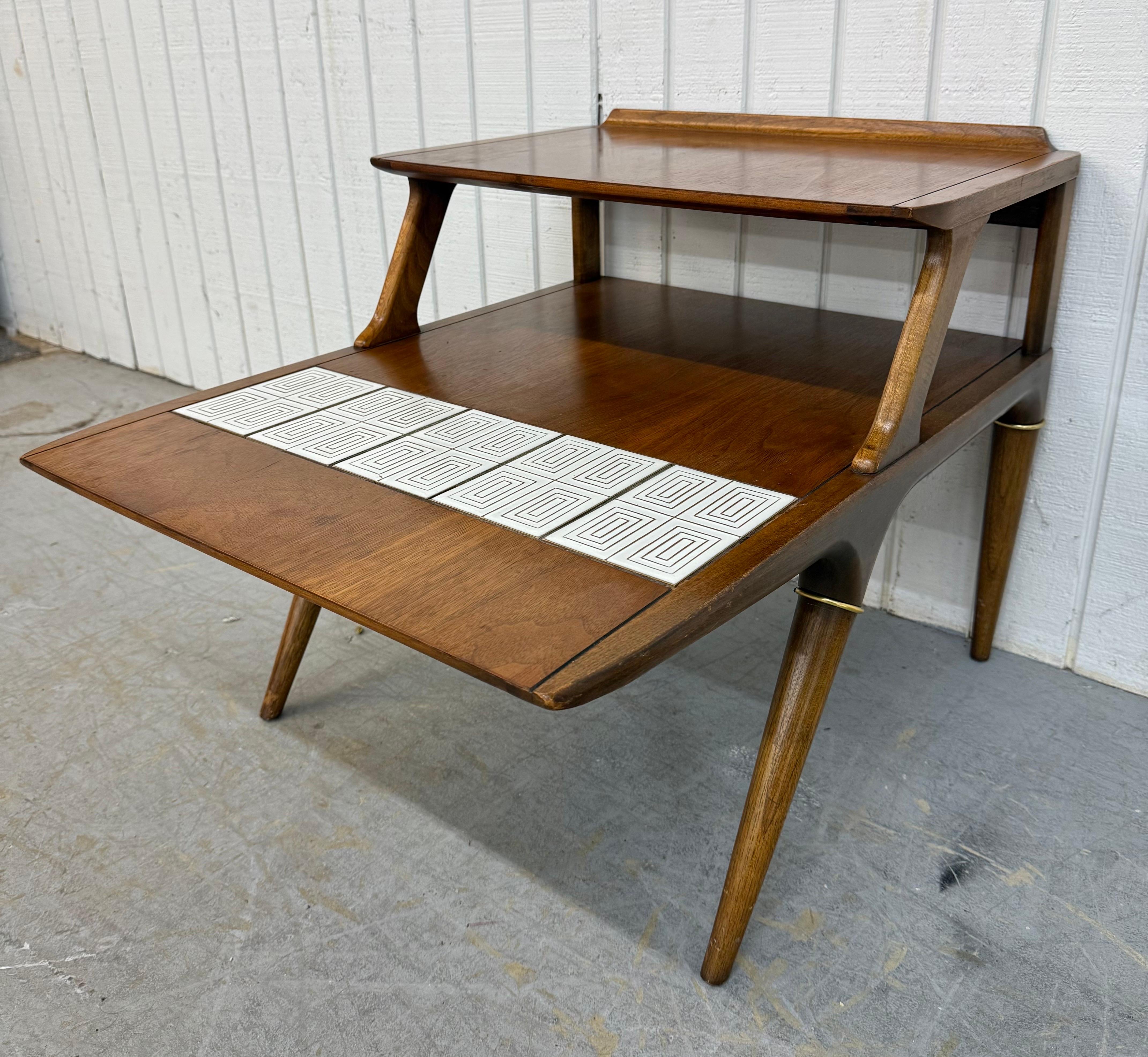 Mesas auxiliares de nogal con tapa de azulejos Lane, modernas de mediados de siglo - Lote de 2 en venta 1