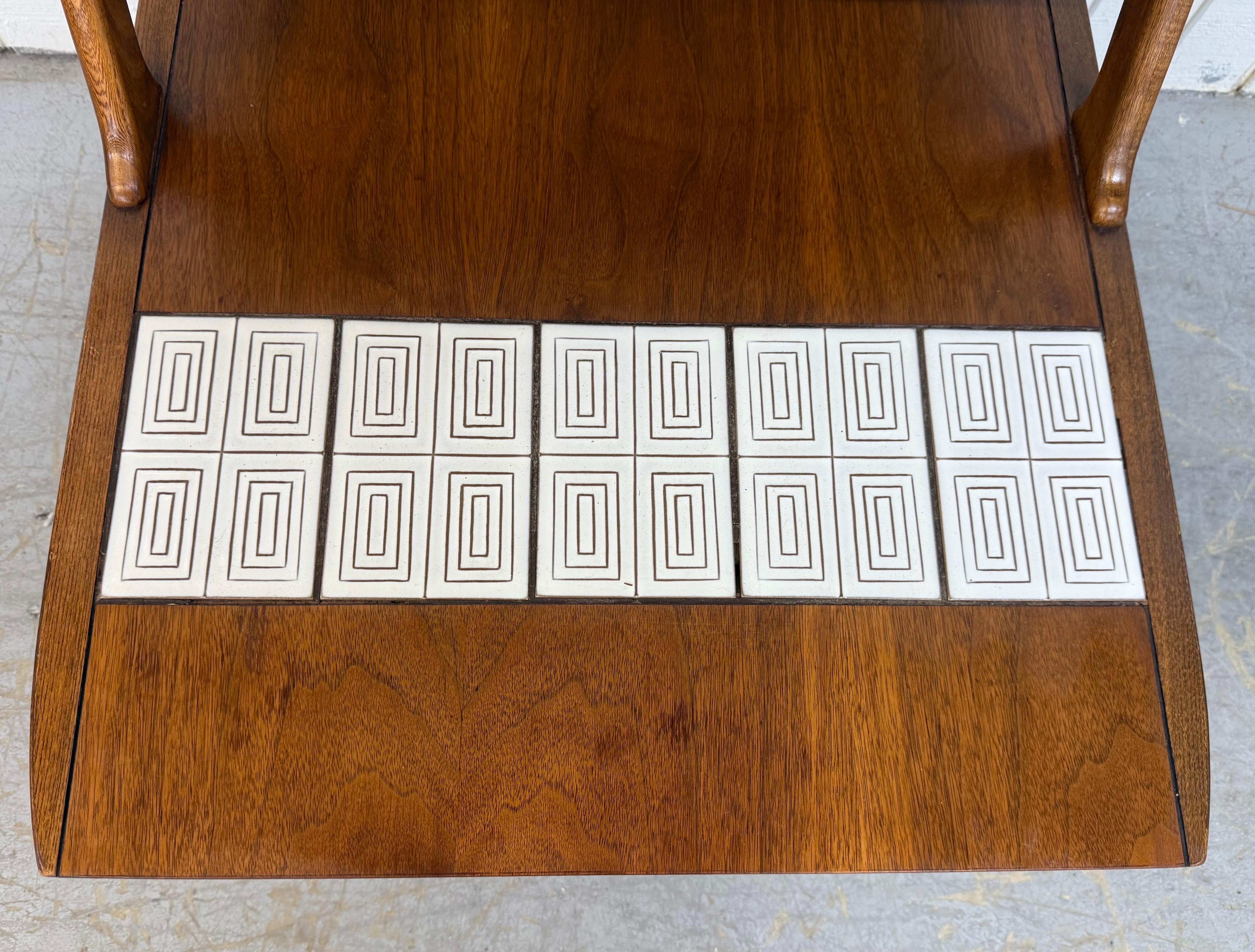 Mesas auxiliares de nogal con tapa de azulejos Lane, modernas de mediados de siglo - Lote de 2 en venta 2