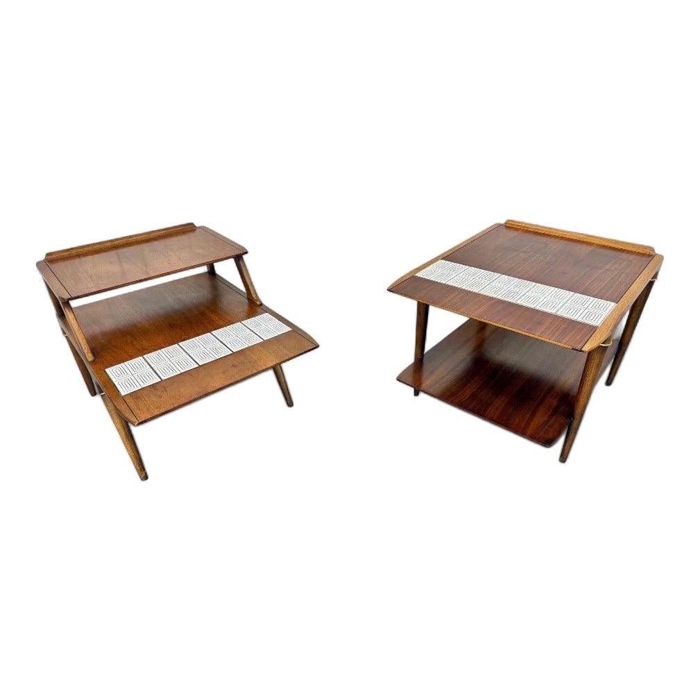 Mesas auxiliares de nogal con tapa de azulejos Lane, modernas de mediados de siglo - Lote de 2 en venta
