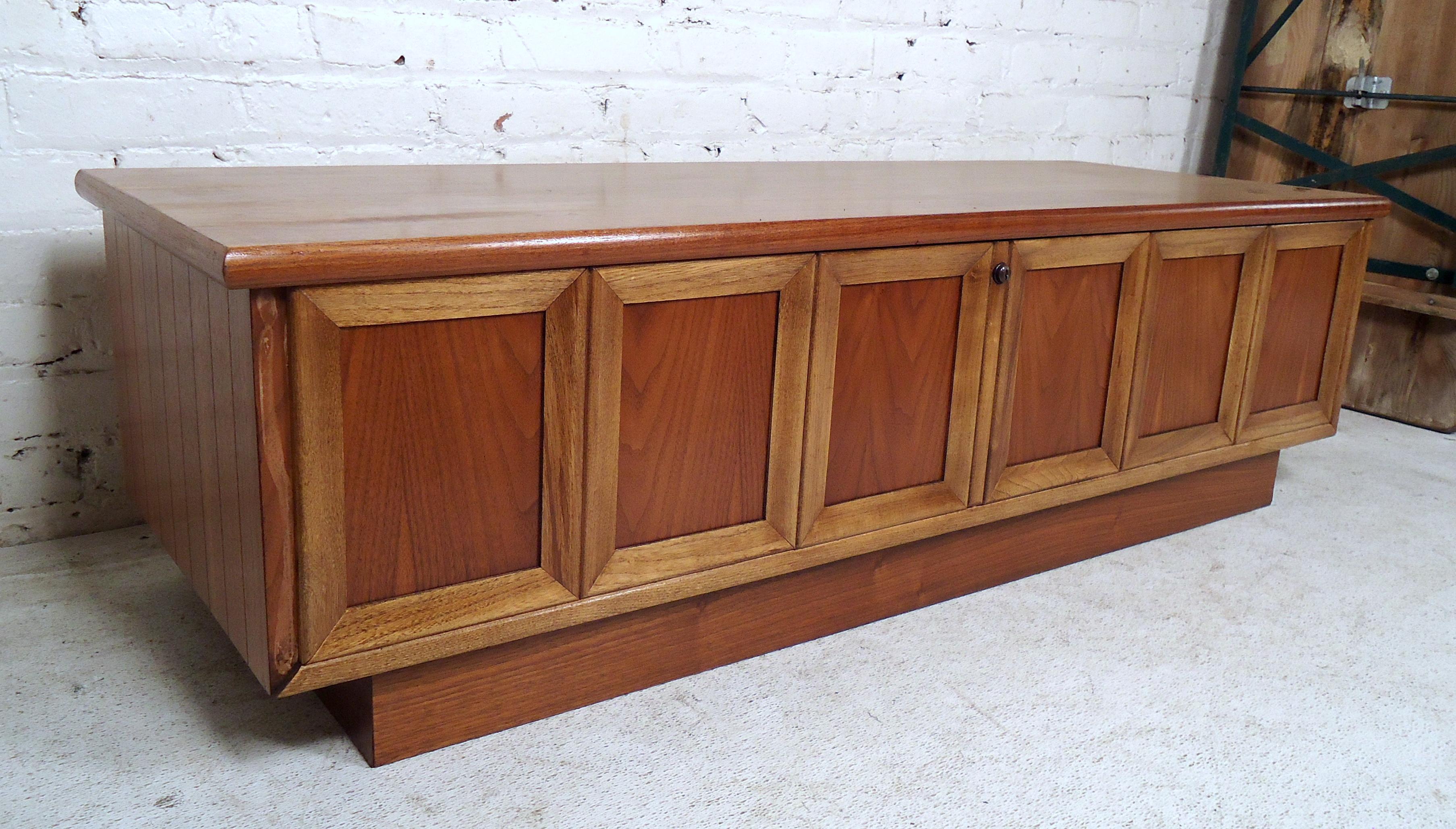 Vintage modern cedar chest by Lane features a large storage space for blankets, pillows, etc.

(Please confirm item location - NY or NJ - with dealer).