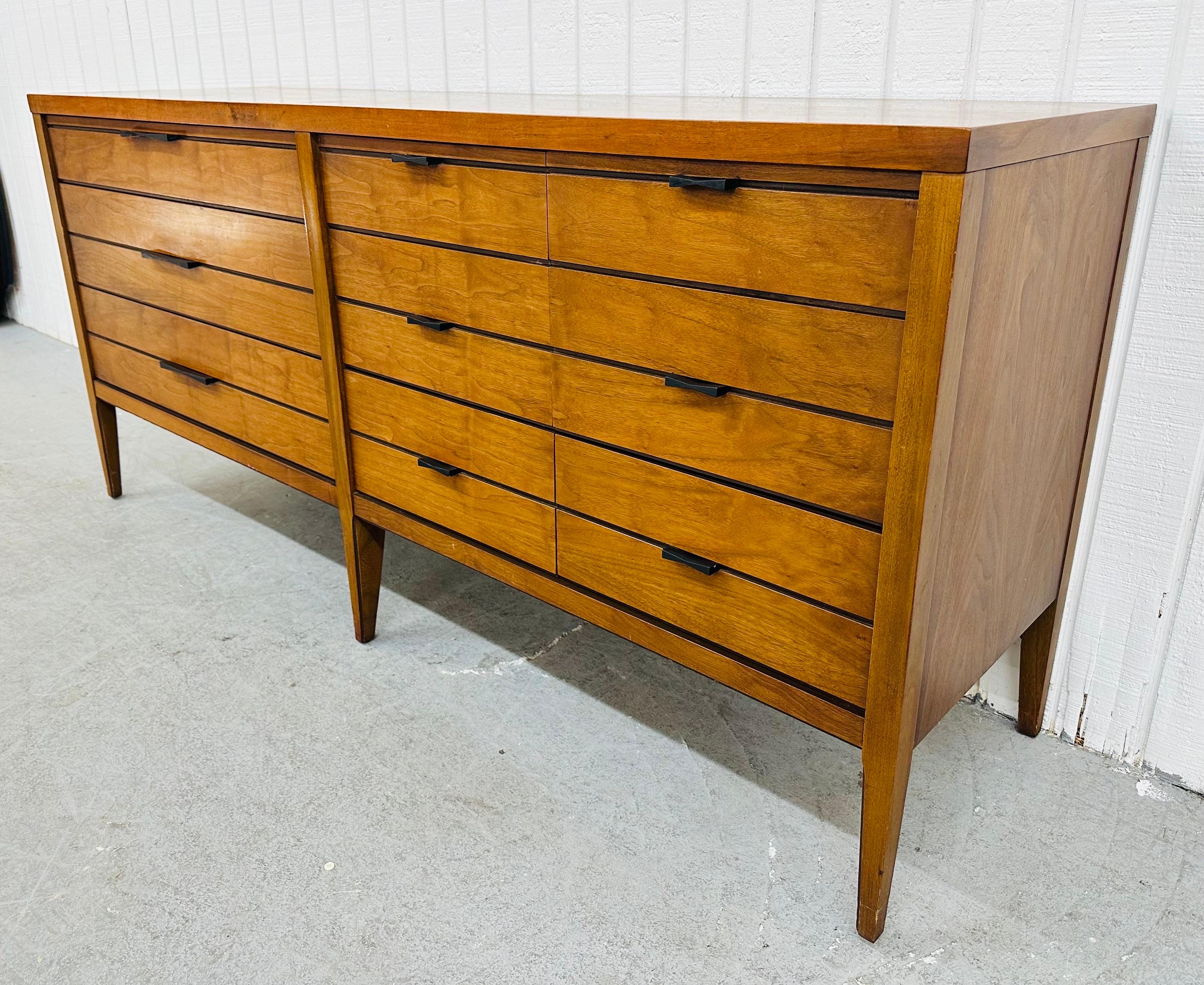 This listing is for a Mid-Century Modern Lane “Tuxedo” 9-Drawer Walnut Dresser. Featuring a straight line design, three large drawers on the left, six smaller drawers on the right, original black metal pulls, tuxedo inlaid top, and a beautiful