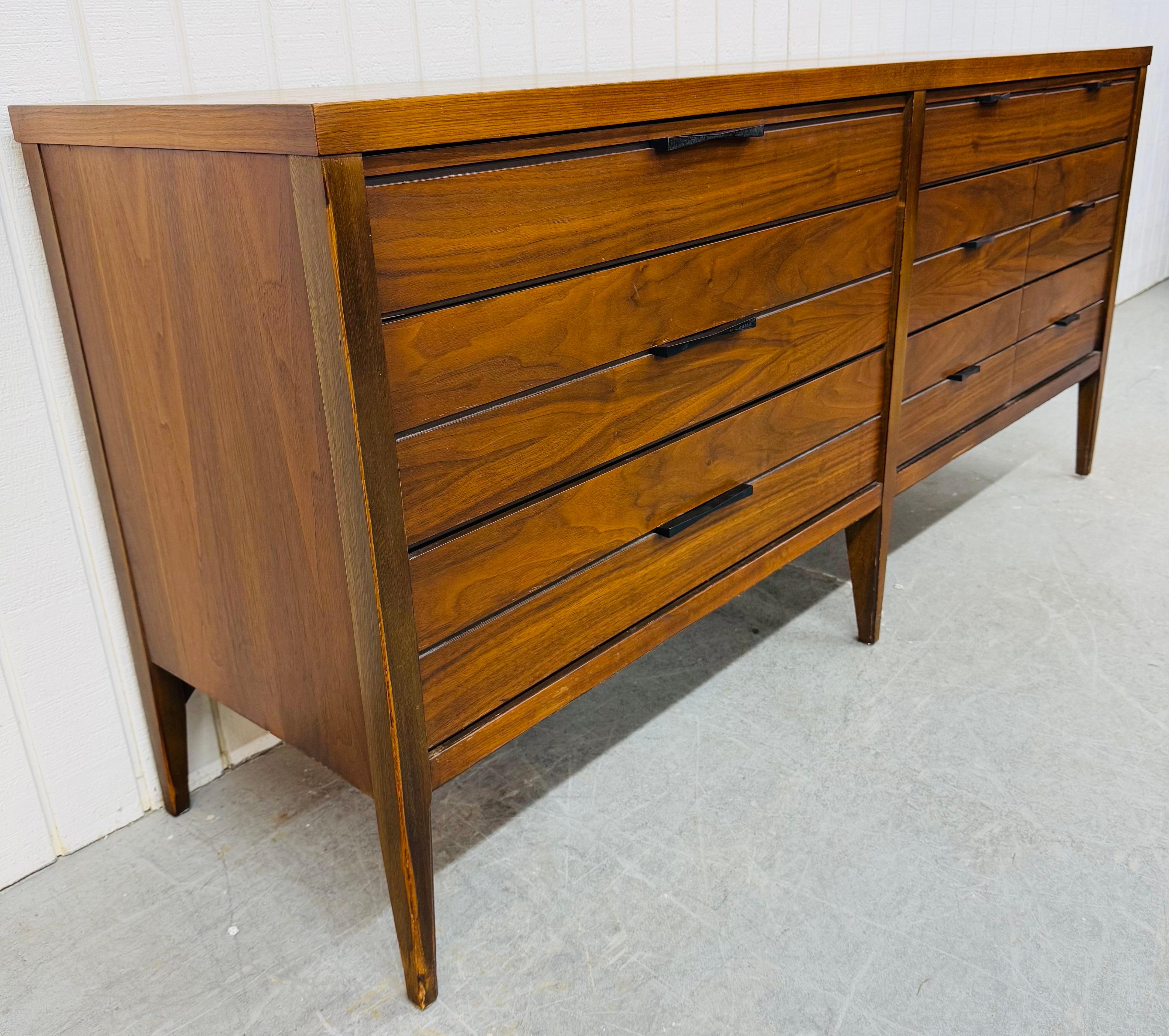Questo annuncio si riferisce a un comò in noce a 9 cassetti Mid-Century Modern Lane's. Il design lineare, i nove cassetti, l'intarsio in palissandro, la ferramenta originale in metallo nero, le gambe moderne e la splendida finitura in noce. Si