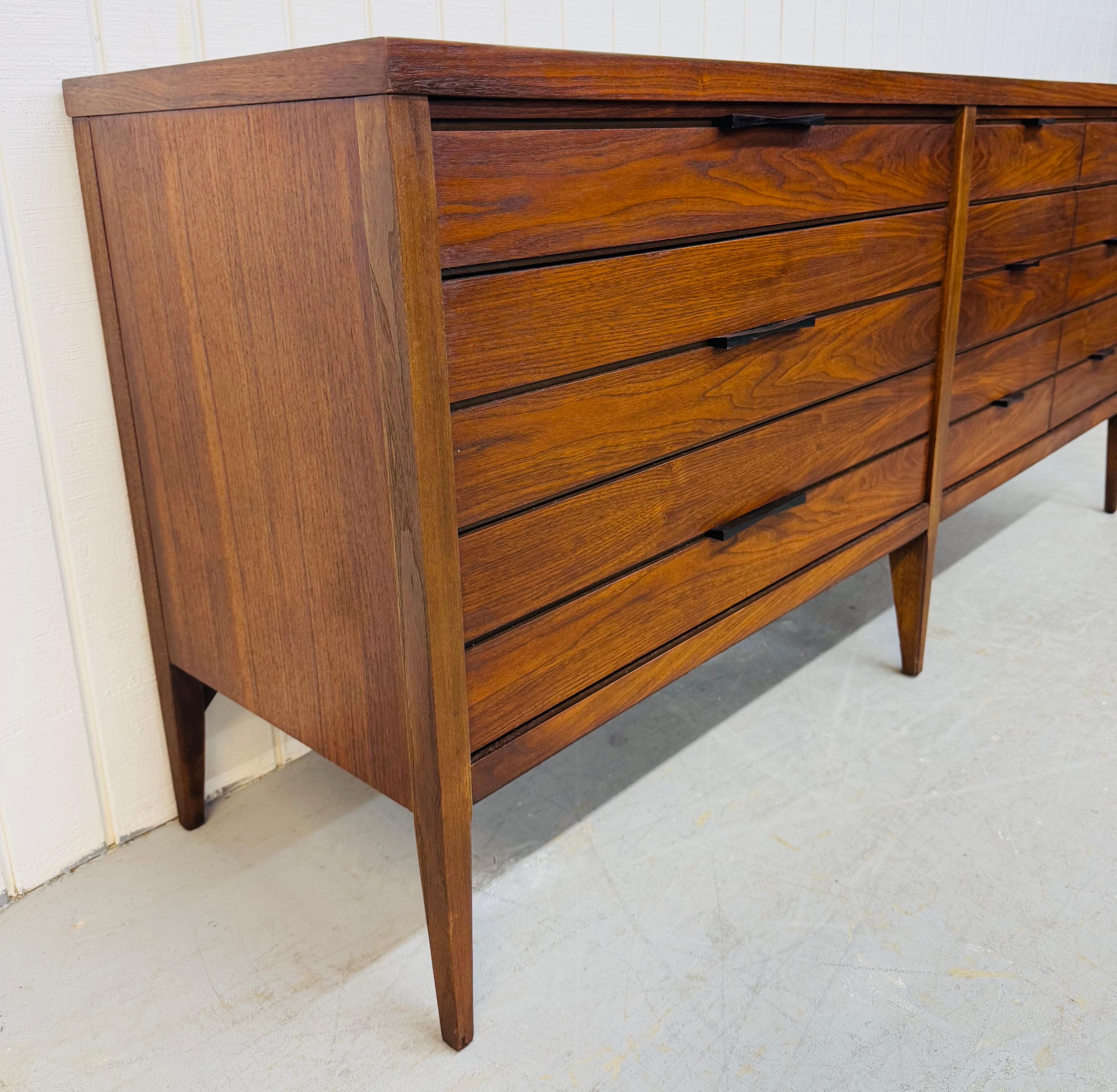 Questo annuncio si riferisce a un comò in noce a 9 cassetti Mid-Century Modern Lane's. Il design lineare, i nove cassetti, l'intarsio in palissandro, la ferramenta originale in metallo nero, le gambe moderne e la splendida finitura in noce. Si