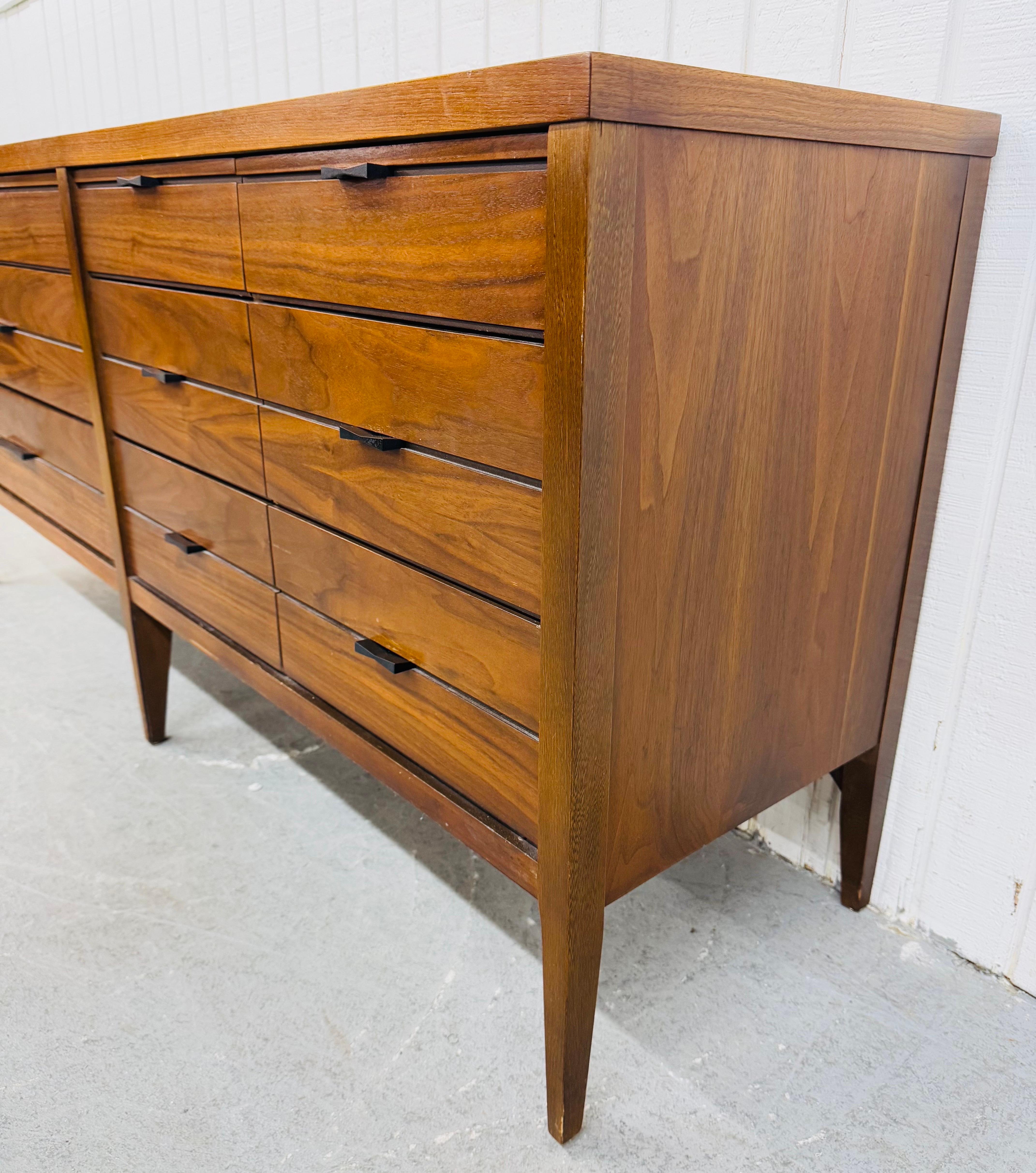 Mid-Century moderno Comò in noce a 9 cassetti Lane's Tuxedo di metà secolo moderno in vendita