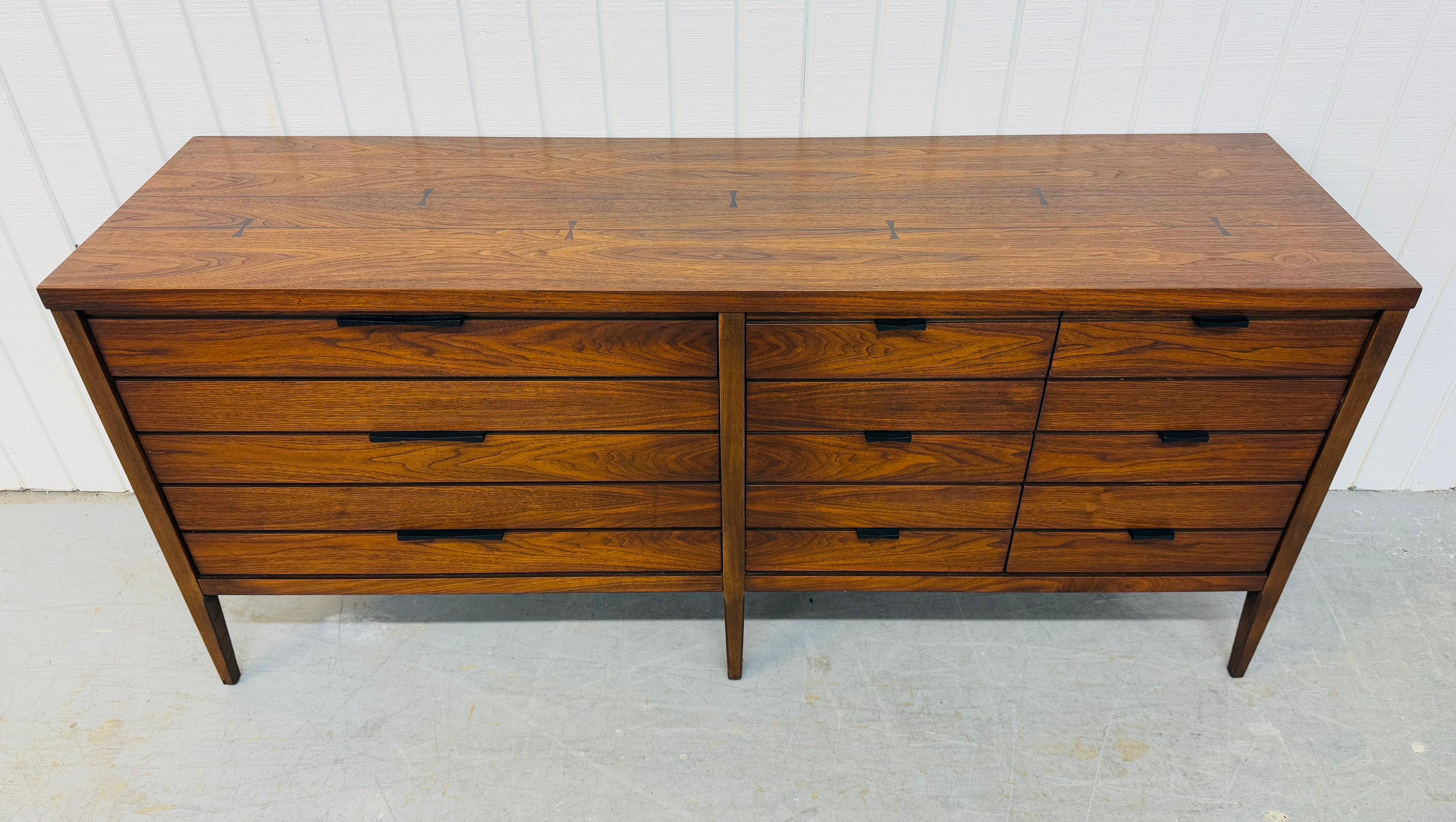 Mid-Century moderno Comò in noce a 9 cassetti Lane's Tuxedo di metà secolo moderno in vendita