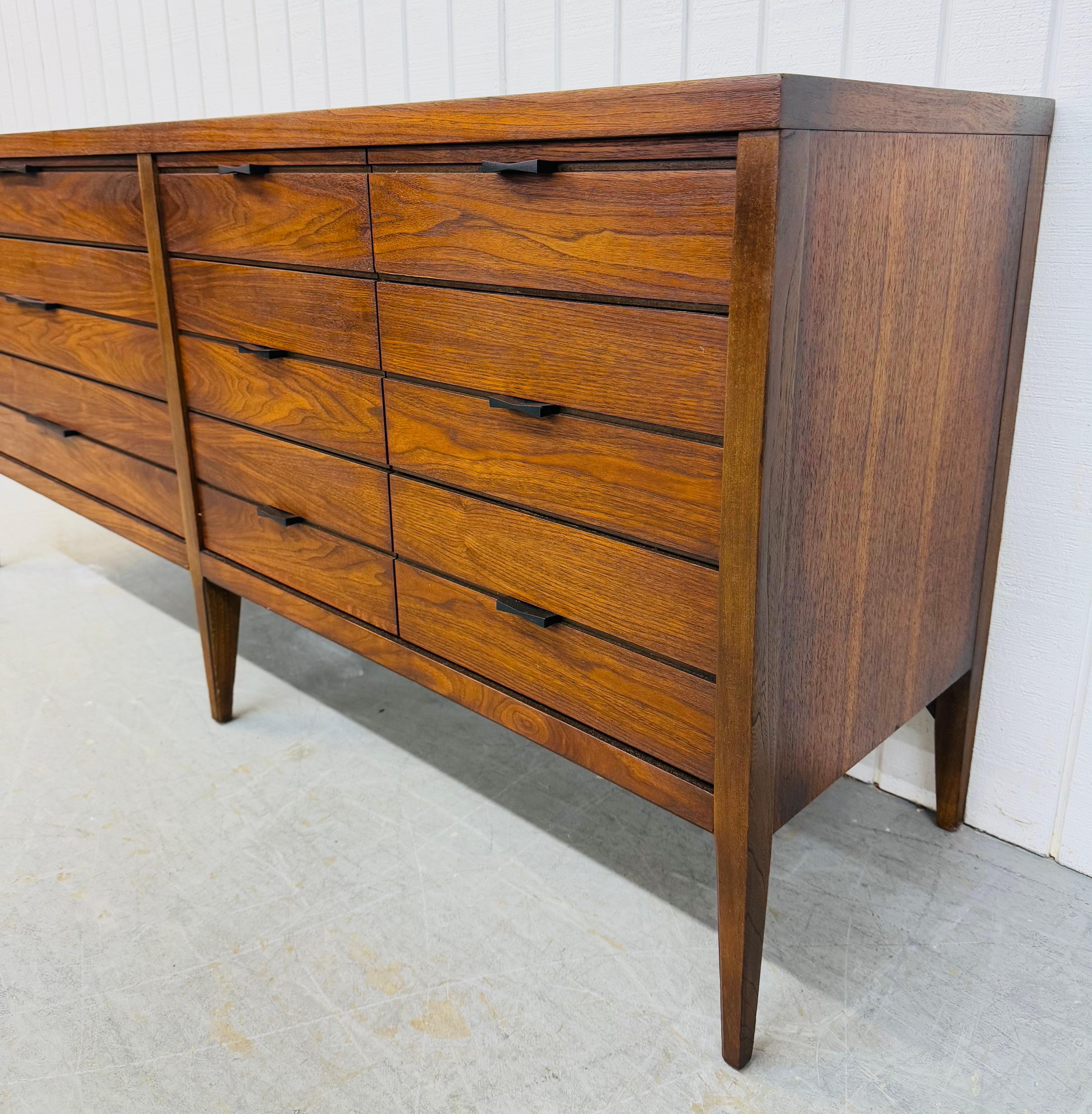 Americano Comò in noce a 9 cassetti Lane's Tuxedo di metà secolo moderno in vendita