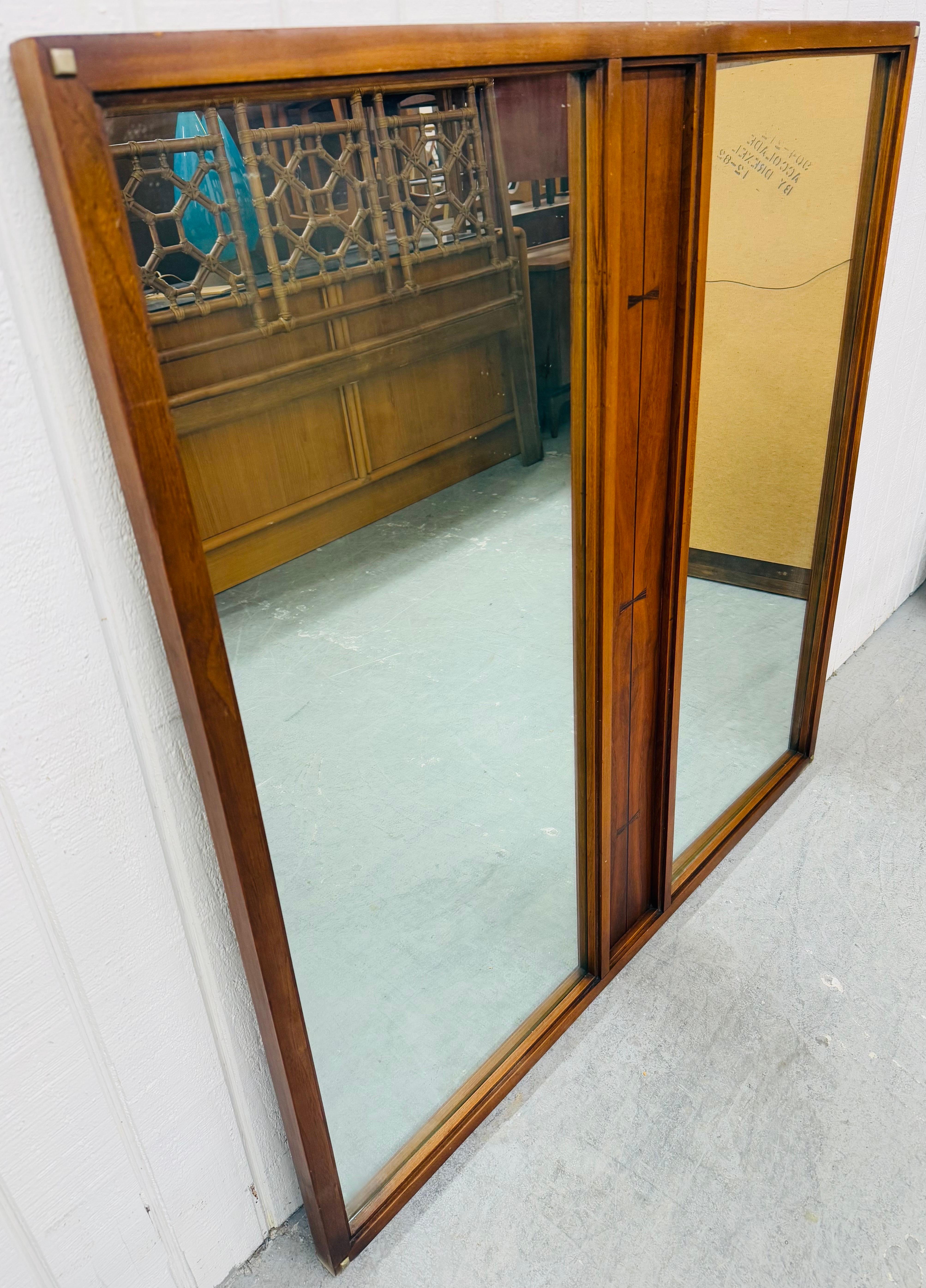 Questo annuncio si riferisce a uno specchio doppio in noce Tuxedo di Lane, in stile Mid-Century Modern. Caratterizzato da un design lineare, una cornice quadrata in noce, due specchi rettangolari, un intarsio centrale in palissandro e una splendida
