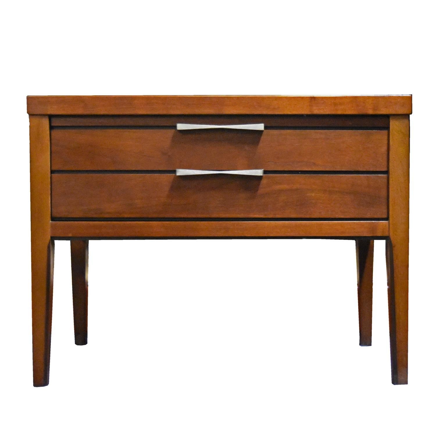 Fabulous, hard to find, Mid-Century Modern Lane tuxedo nightstand / end table. One of our absolute favorite collections of the period. It is easy to see why Lane dubbed this the “Tuxedo” collection. Neatly tailored with smart aluminum metal bow tie