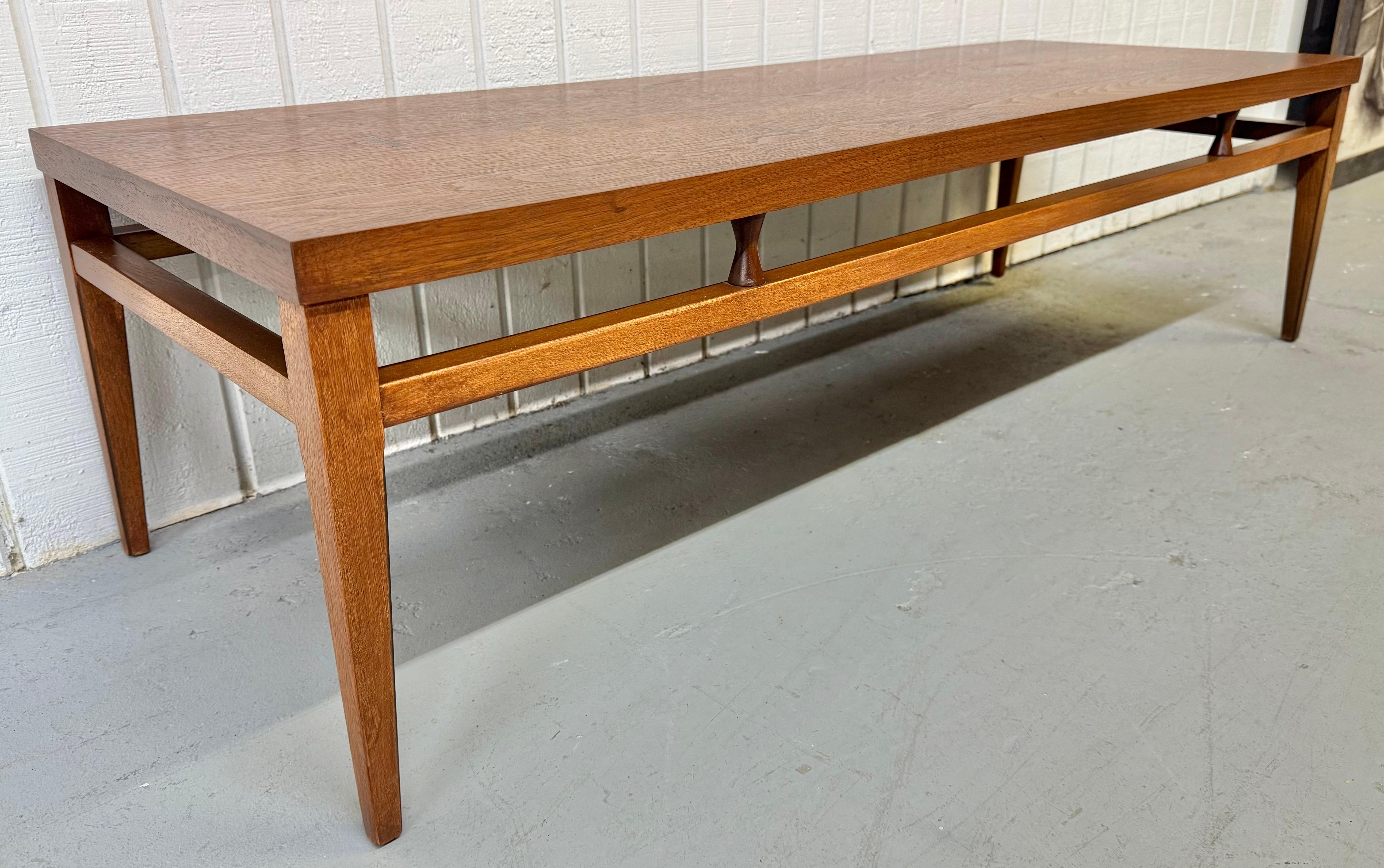 Mid-Century Modern Lane Tuxedo Walnut Coffee Table In Good Condition For Sale In Clarksboro, NJ