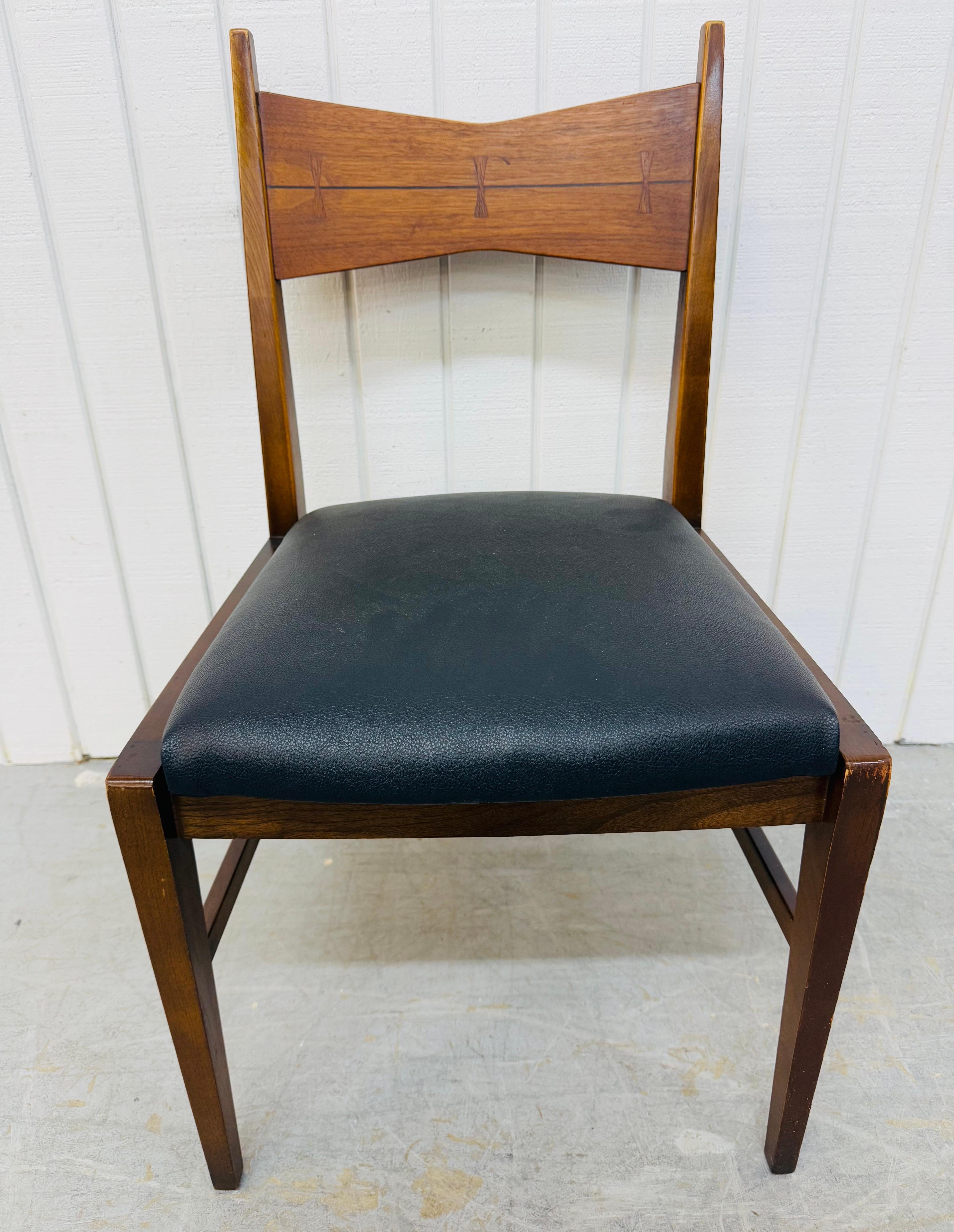 Dieses Angebot ist für einen Mid-Century Modern Lane's Tuxedo Walnuss Schreibtischstuhl. Er hat ein geradliniges Design, einen Rahmen aus Walnussholz, eine Rückenlehne aus Holz mit Palisanderintarsien, moderne Beine mit Streckfuß, eine neue schwarze