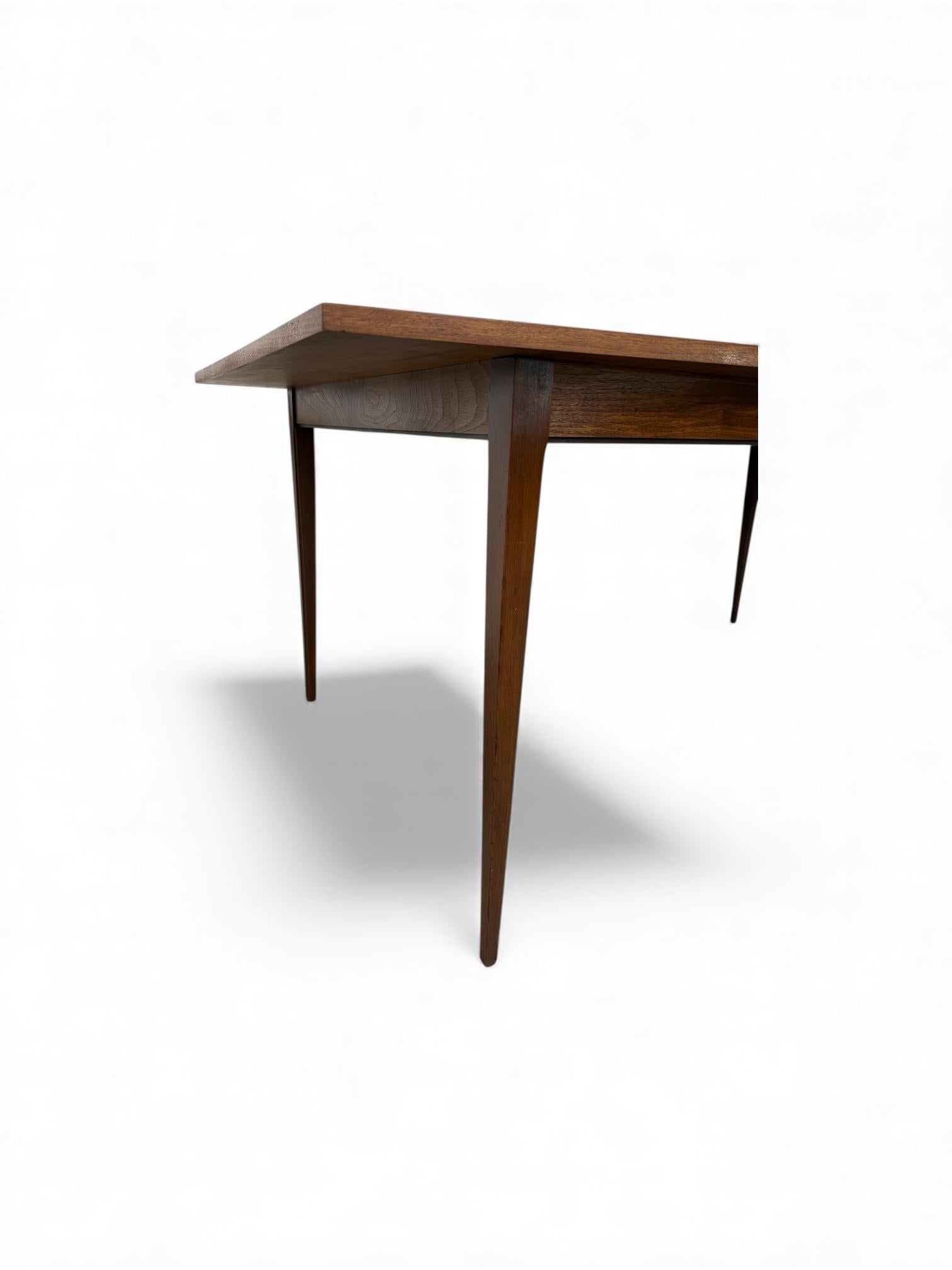 Mid-Century moderno Tavolo da pranzo in noce tuxedo Lane's, moderno, del metà secolo in vendita