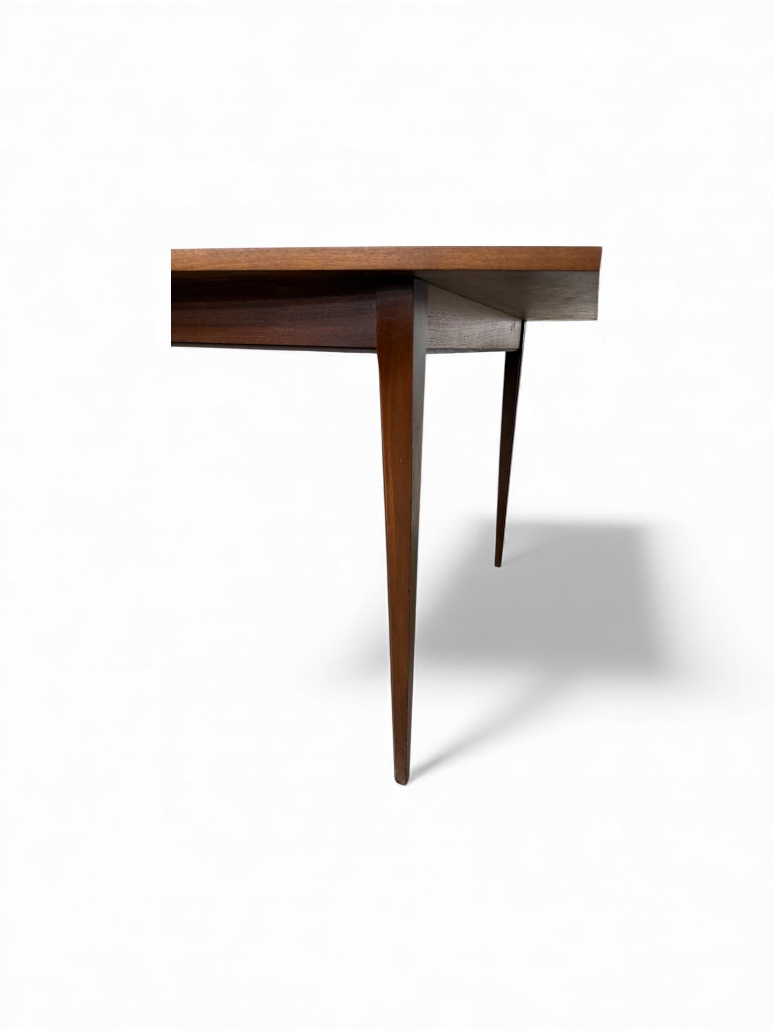 Americano Tavolo da pranzo in noce tuxedo Lane's, moderno, del metà secolo in vendita