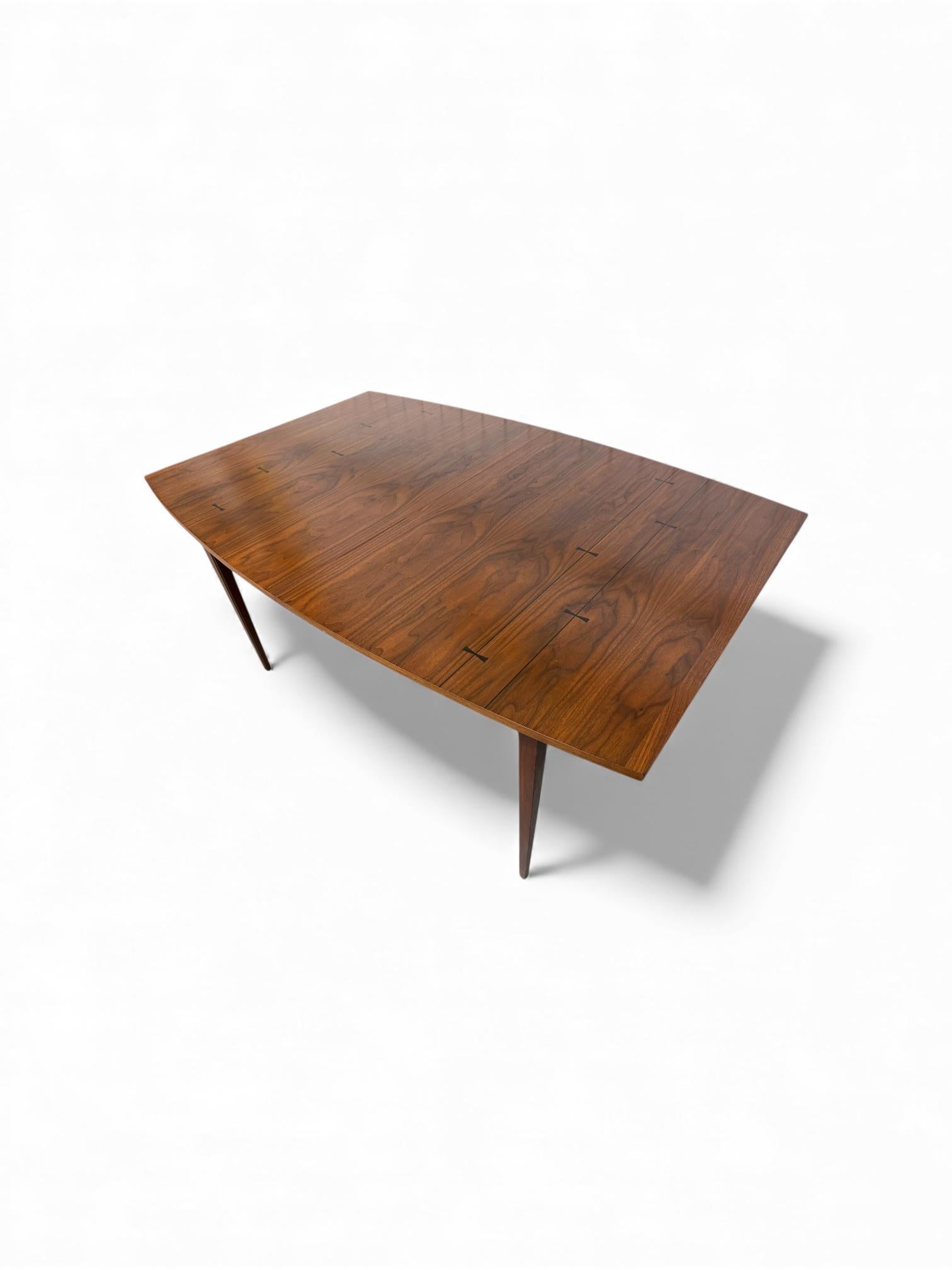Legno Tavolo da pranzo in noce tuxedo Lane's, moderno, del metà secolo in vendita