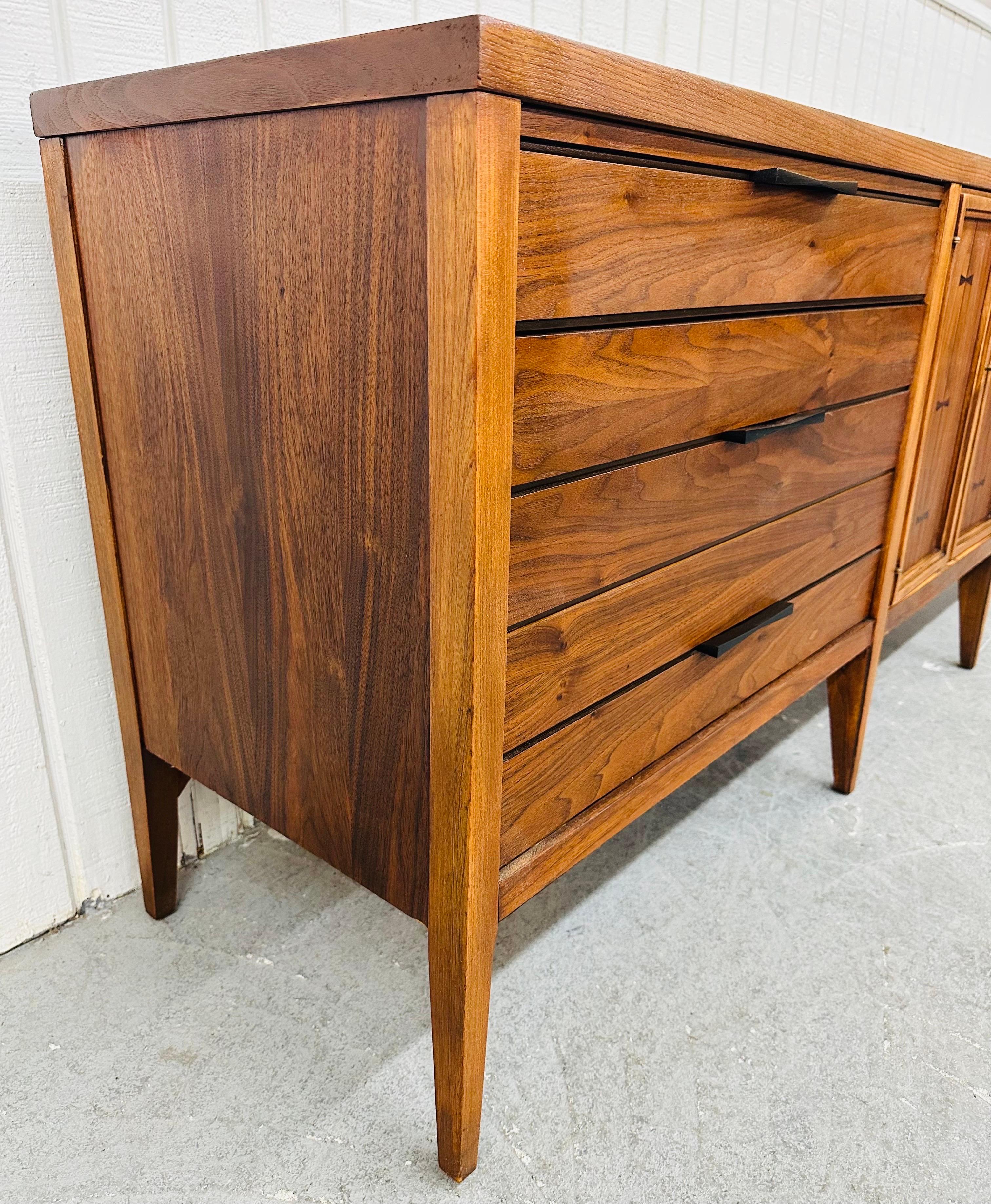 Mid-Century Modern Lane Tuxedo Walnut Dresser In Good Condition For Sale In Clarksboro, NJ