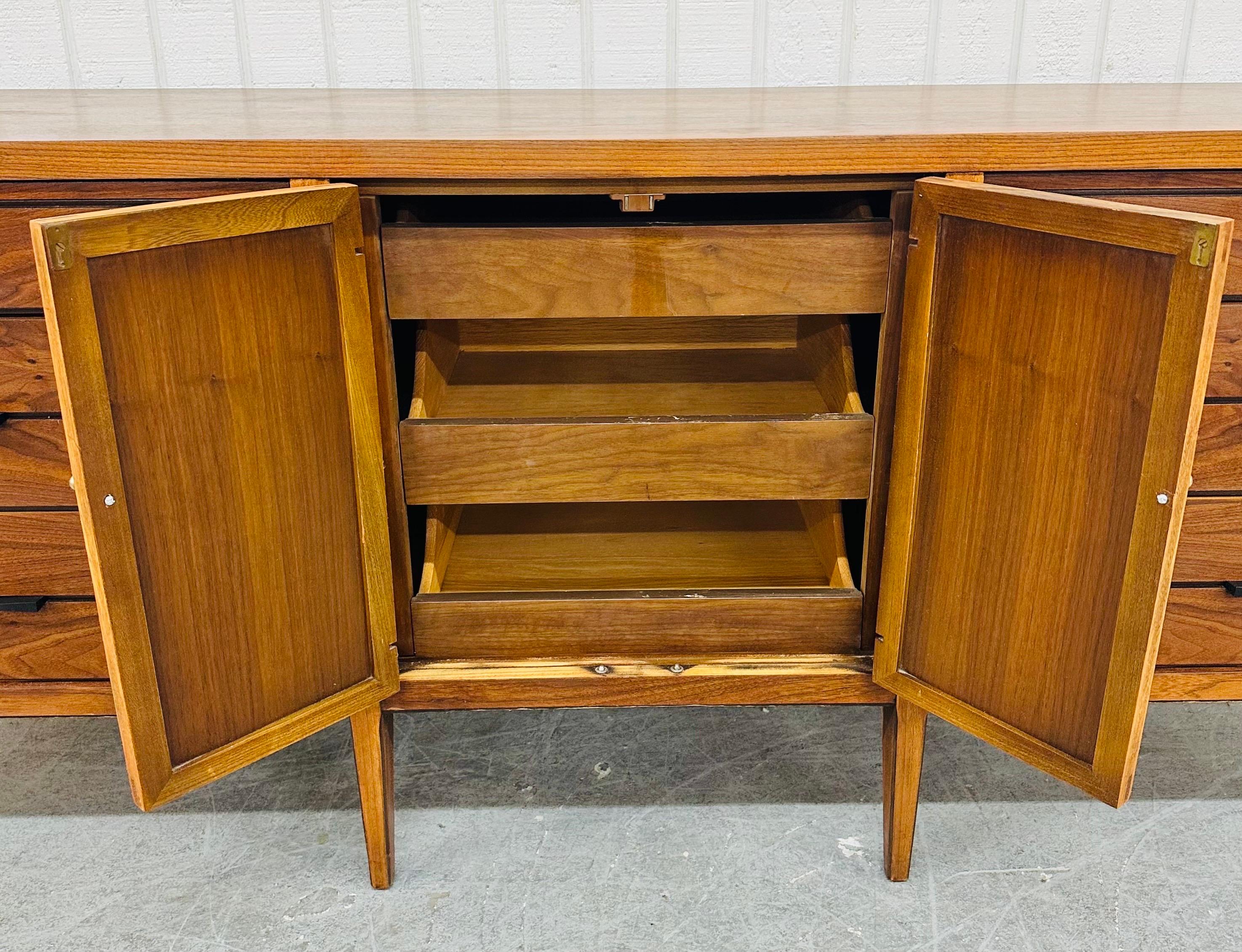 Mid-Century Modern Lane Tuxedo Walnut Dresser For Sale 2