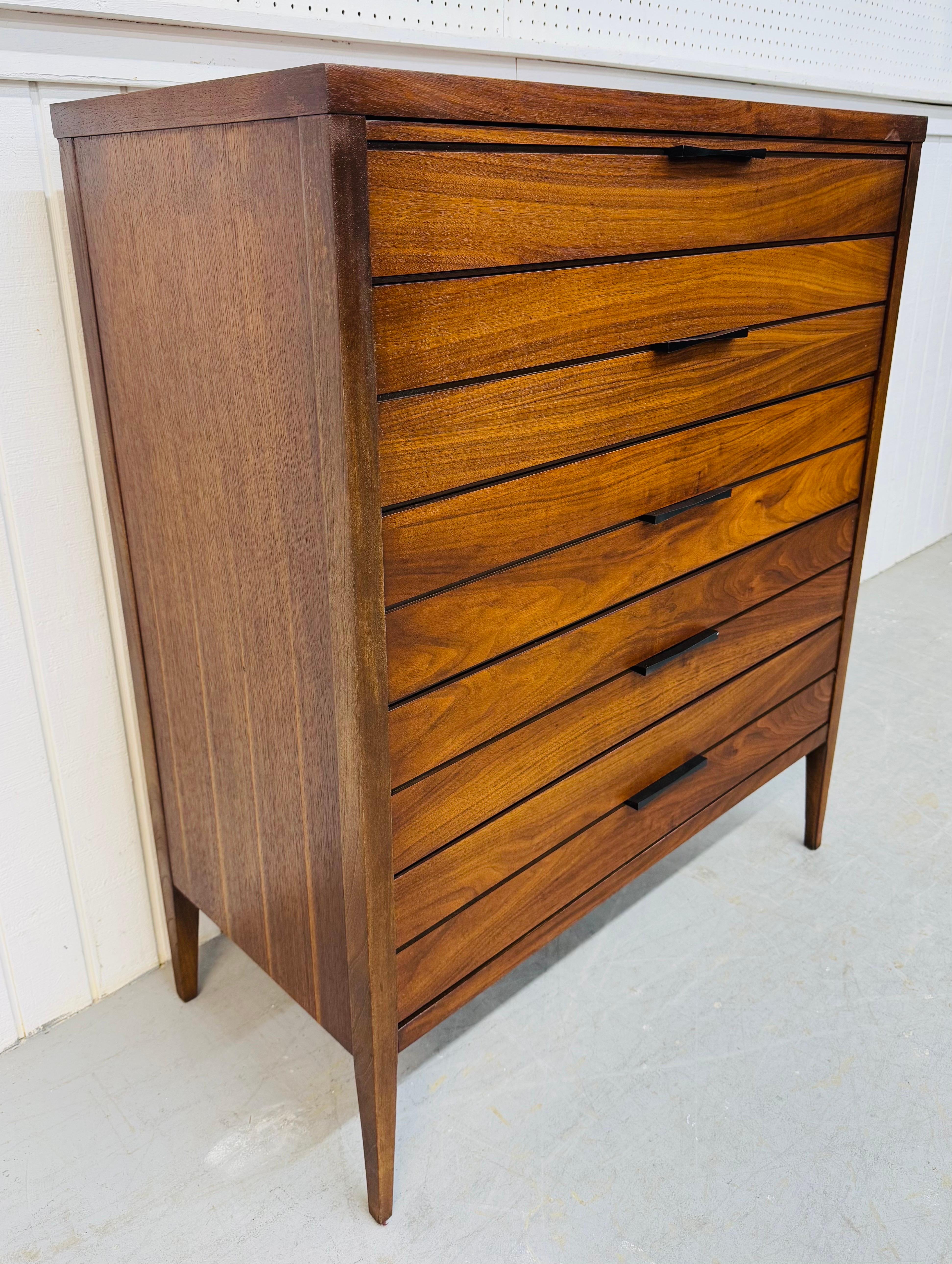 Questo annuncio si riferisce a una cassapanca Mid-Century Modern Lane's Tuxedo Walnut. Design lineare, cinque cassetti per riporre gli oggetti, piano intarsiato in palissandro, originali tiretti in metallo nero, gambe moderne e una splendida