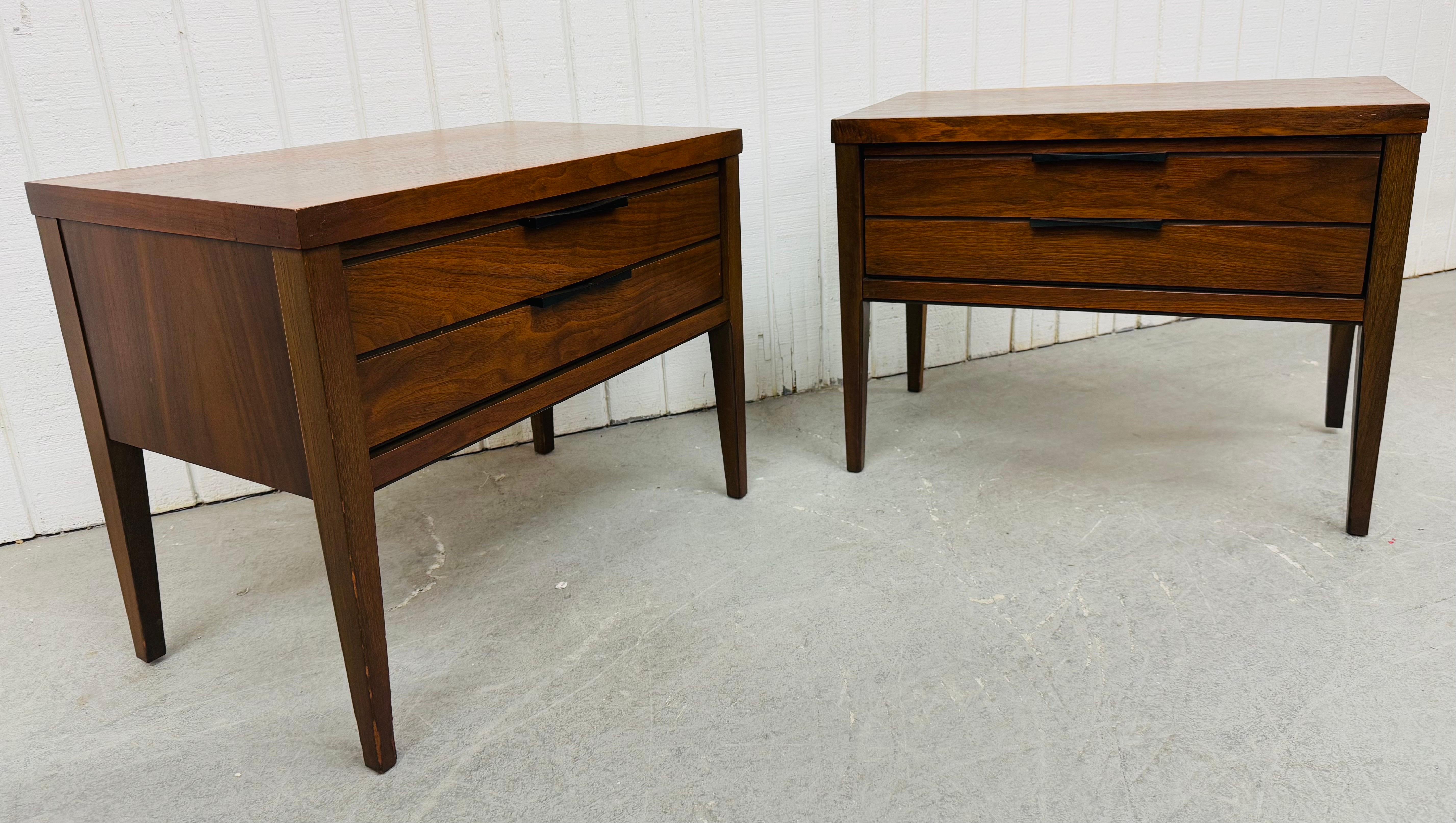 Mid-Century Modern Lane Tuxedo Walnut Nightstands - Set of 2 In Good Condition For Sale In Clarksboro, NJ