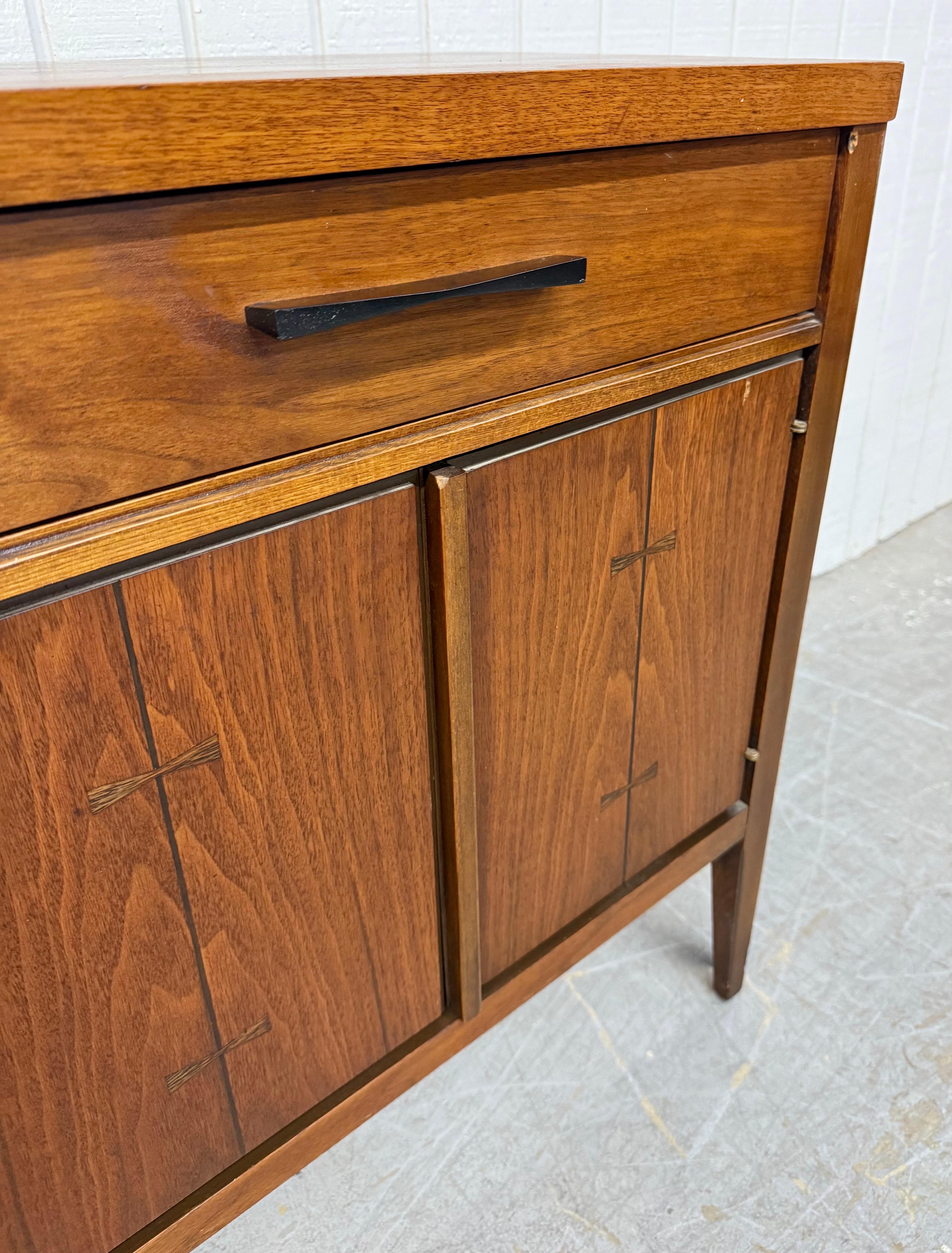 Mid-Century Modern Lane's Tuxedo Server aus Nussbaum im Angebot 4