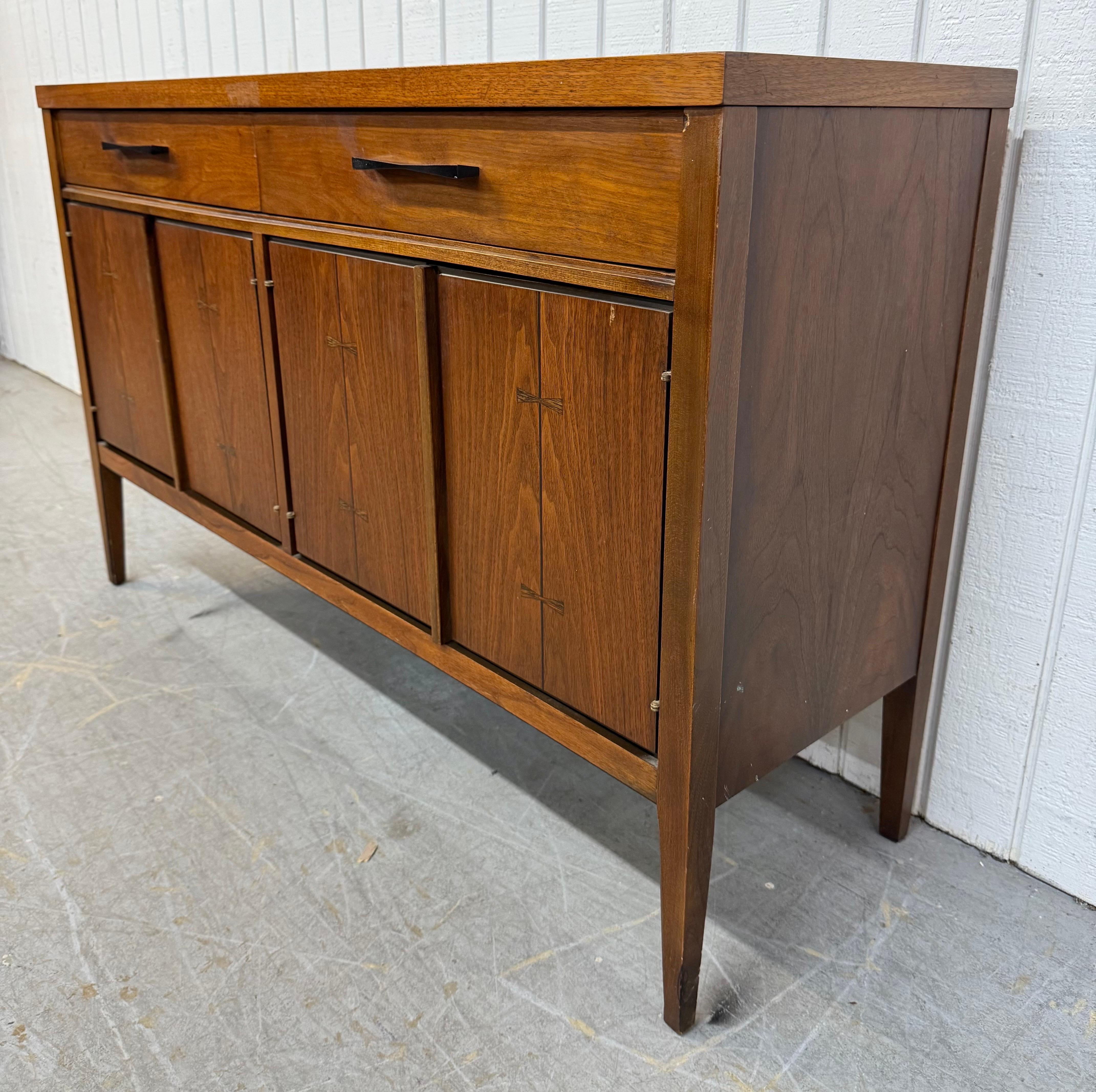 Mid-Century Modern Lane's Tuxedo Server aus Nussbaum (Moderne der Mitte des Jahrhunderts) im Angebot