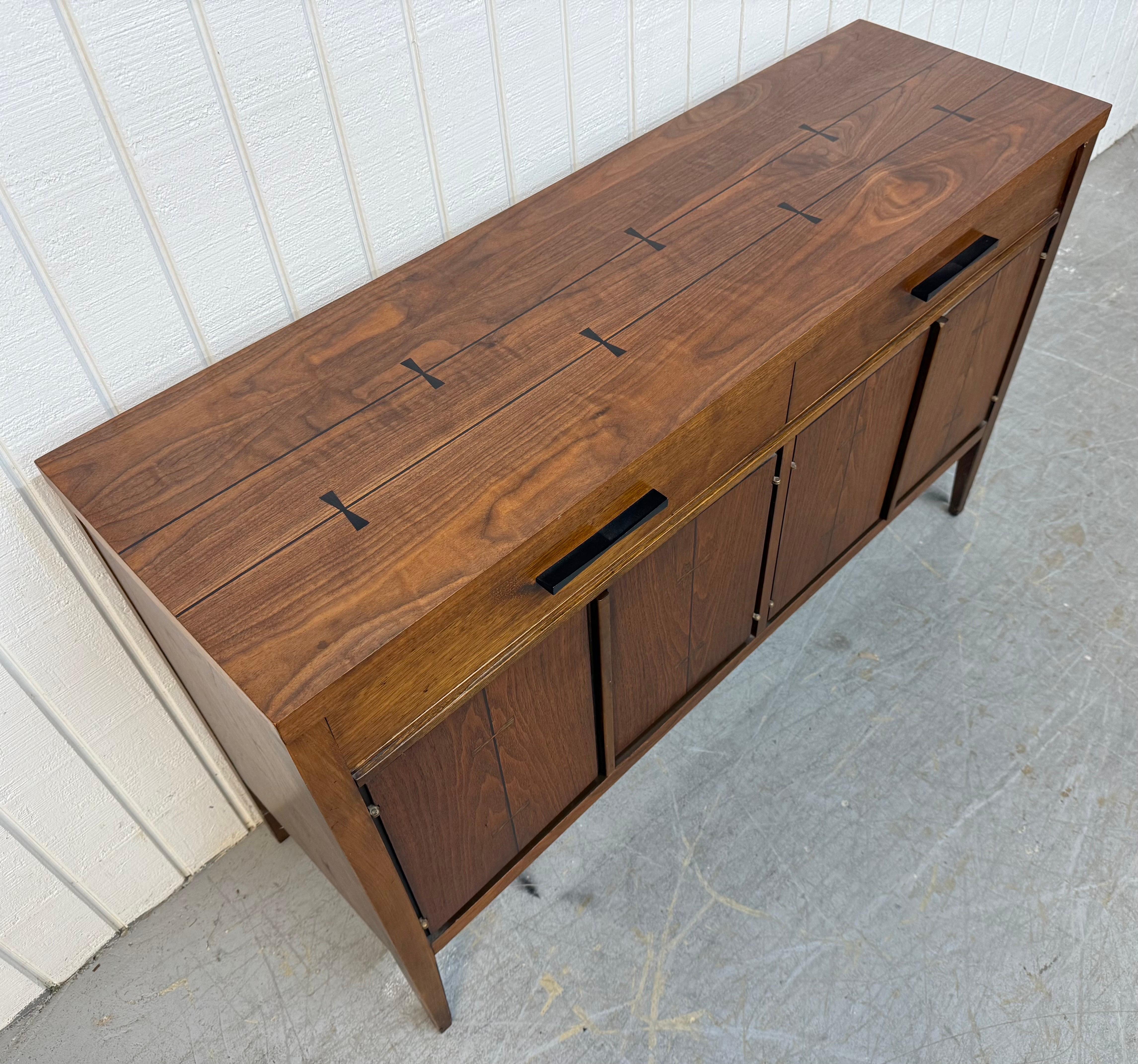 Mid-Century Modern Lane's Tuxedo Server aus Nussbaum im Zustand „Gut“ im Angebot in Clarksboro, NJ