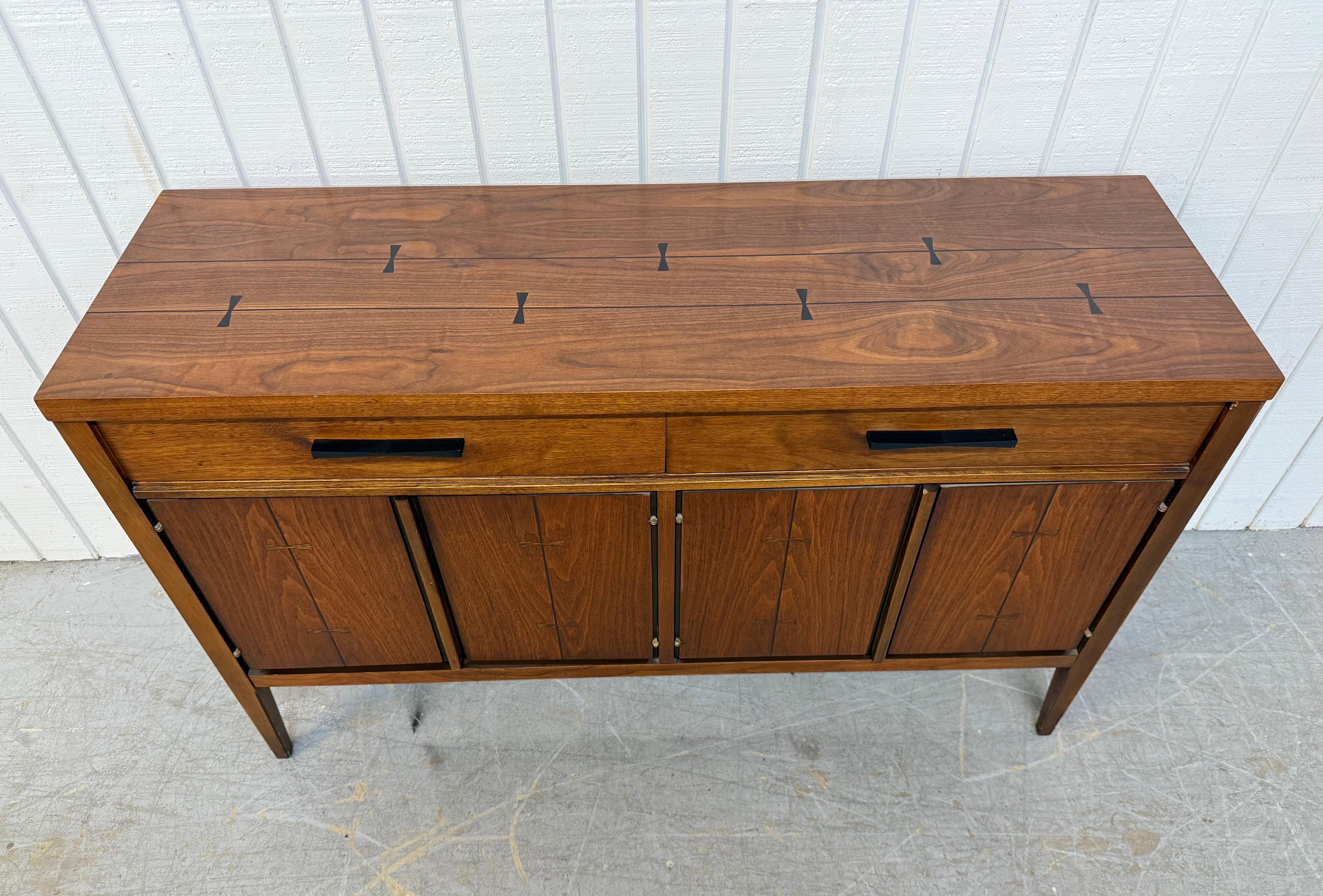 Mid-Century Modern Lane's Tuxedo Server aus Nussbaum (Mitte des 20. Jahrhunderts) im Angebot