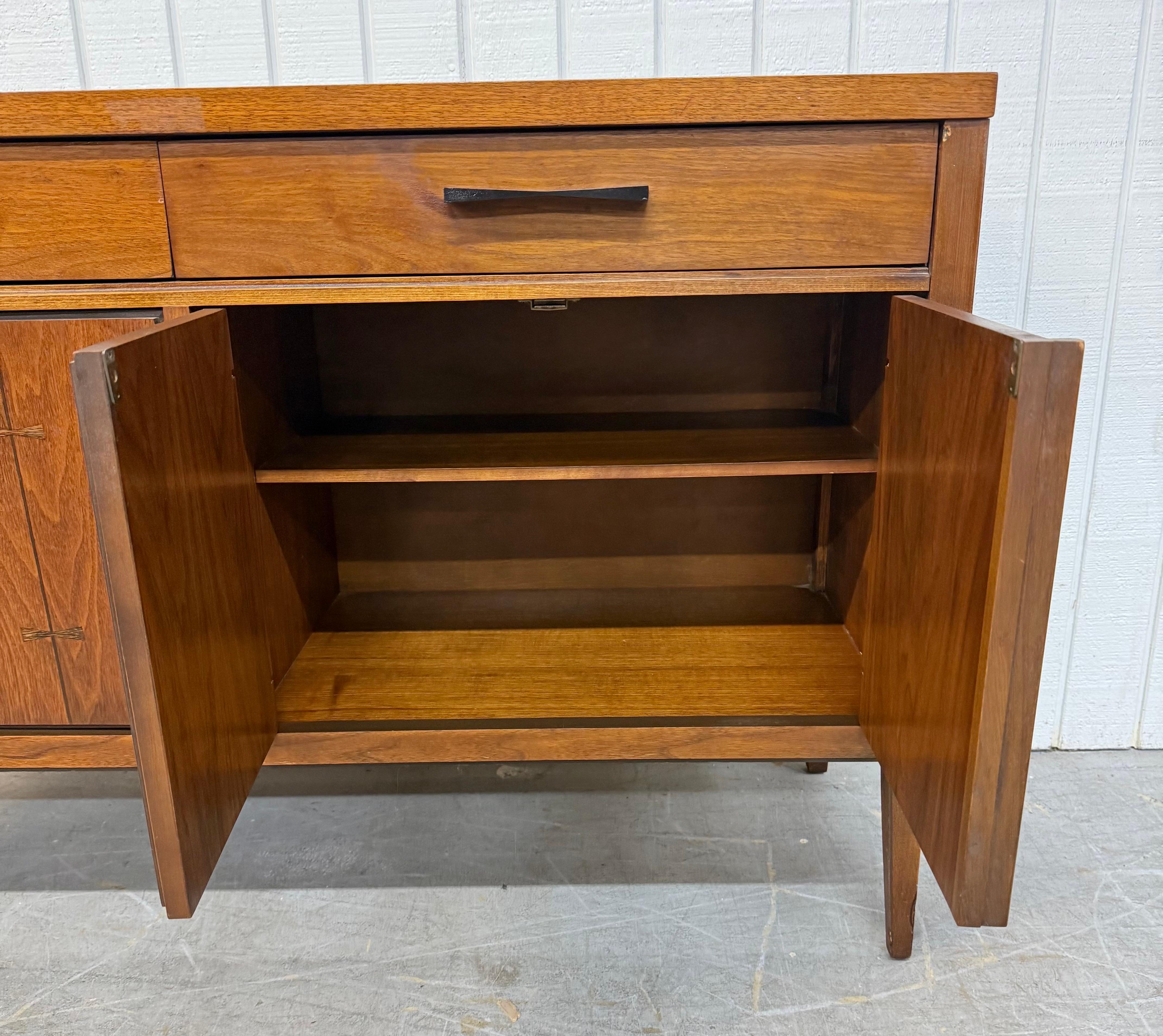 Mid-Century Modern Lane's Tuxedo Server aus Nussbaum im Angebot 2