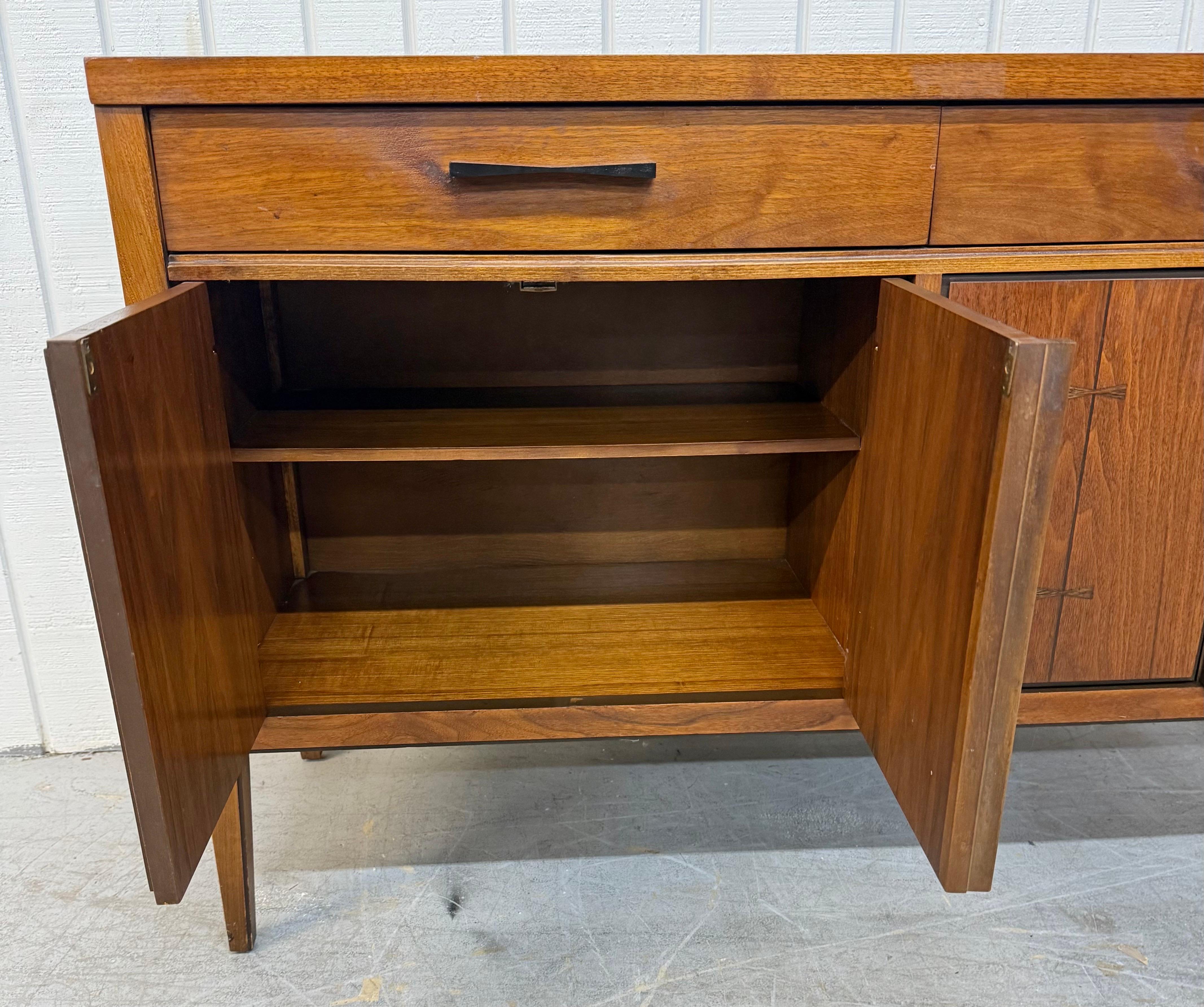 Mid-Century Modern Lane's Tuxedo Server aus Nussbaum im Angebot 3