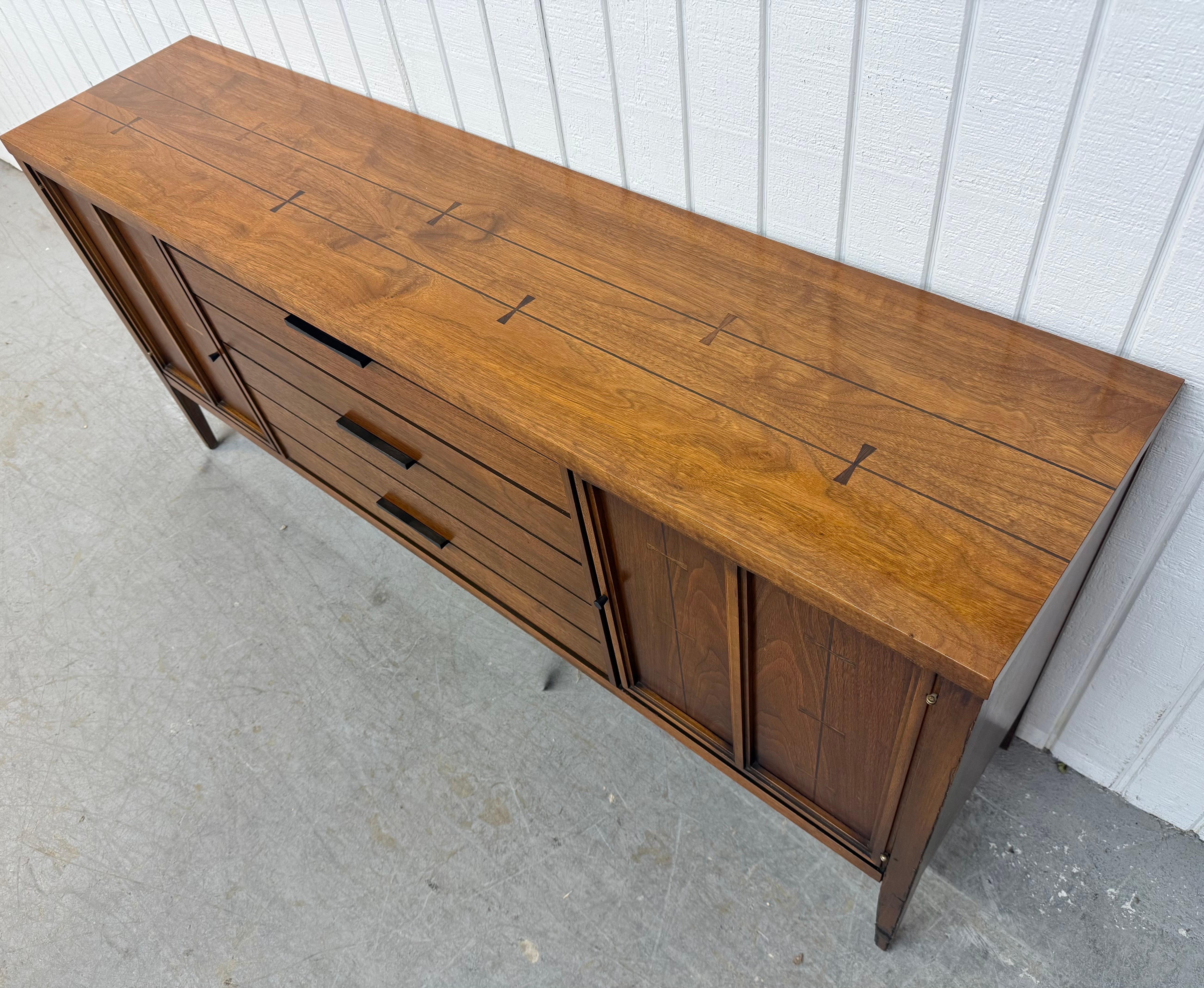 Mid-Century Modern Lane Tuxedo Walnut Sideboard In Good Condition For Sale In Clarksboro, NJ