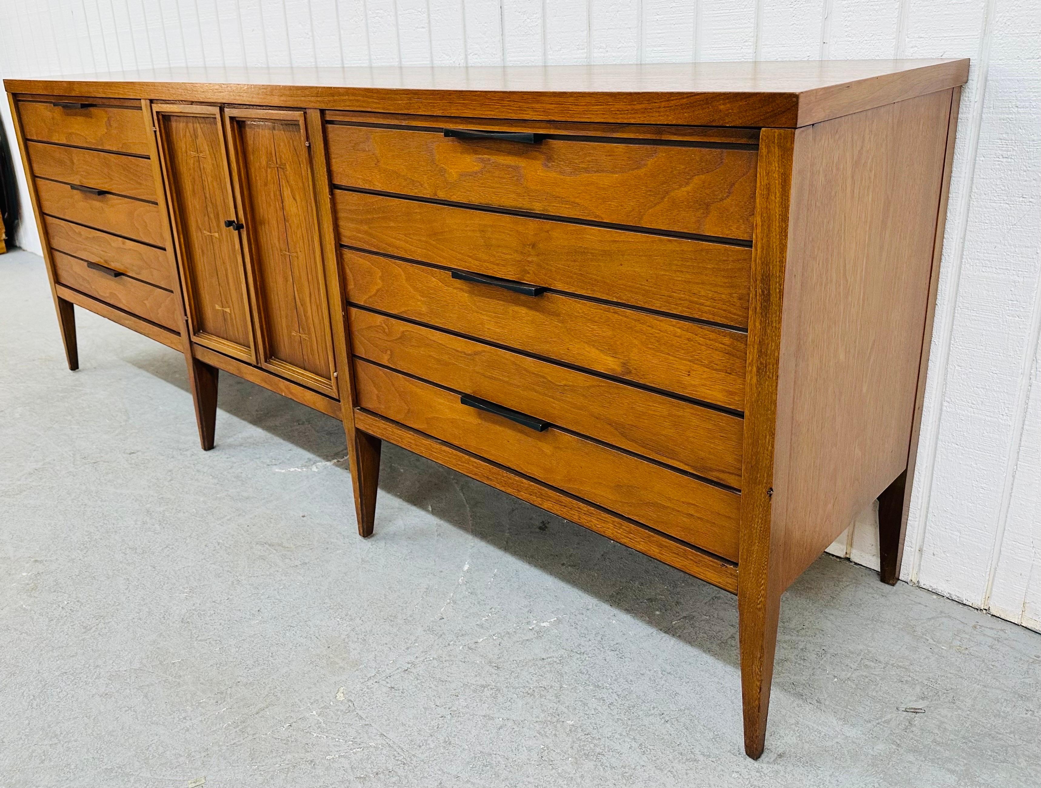 This listing is for a Mid-Century Modern Lane “Tuxedo” Walnut Triple Dresser. Featuring a straight line design, three large drawers on the left, two doors that open up to three hidden drawers, and three large drawers on the right, original black