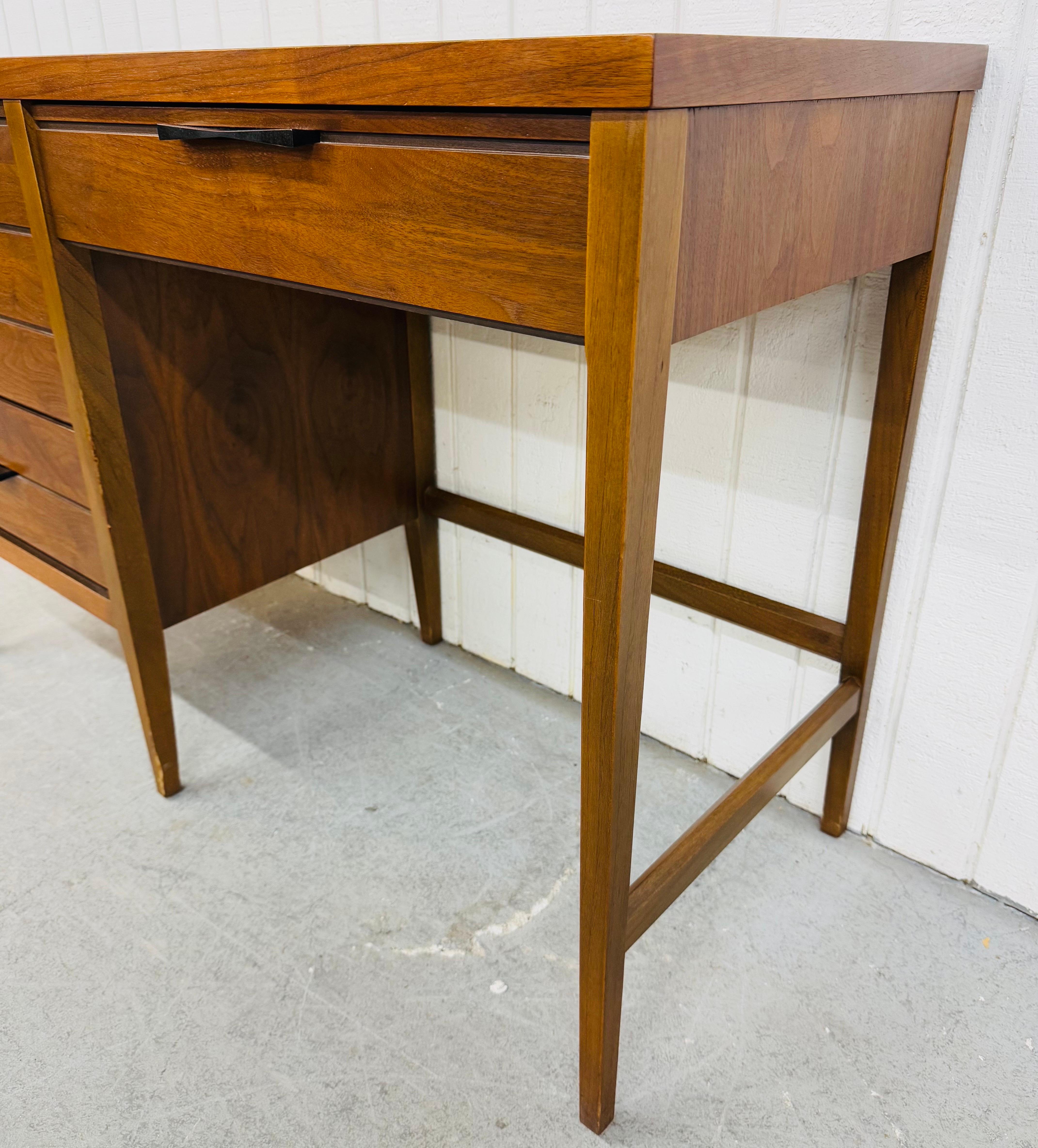 Mid-Century Modern Lane Tuxedo Walnut Writing Desk In Good Condition For Sale In Clarksboro, NJ