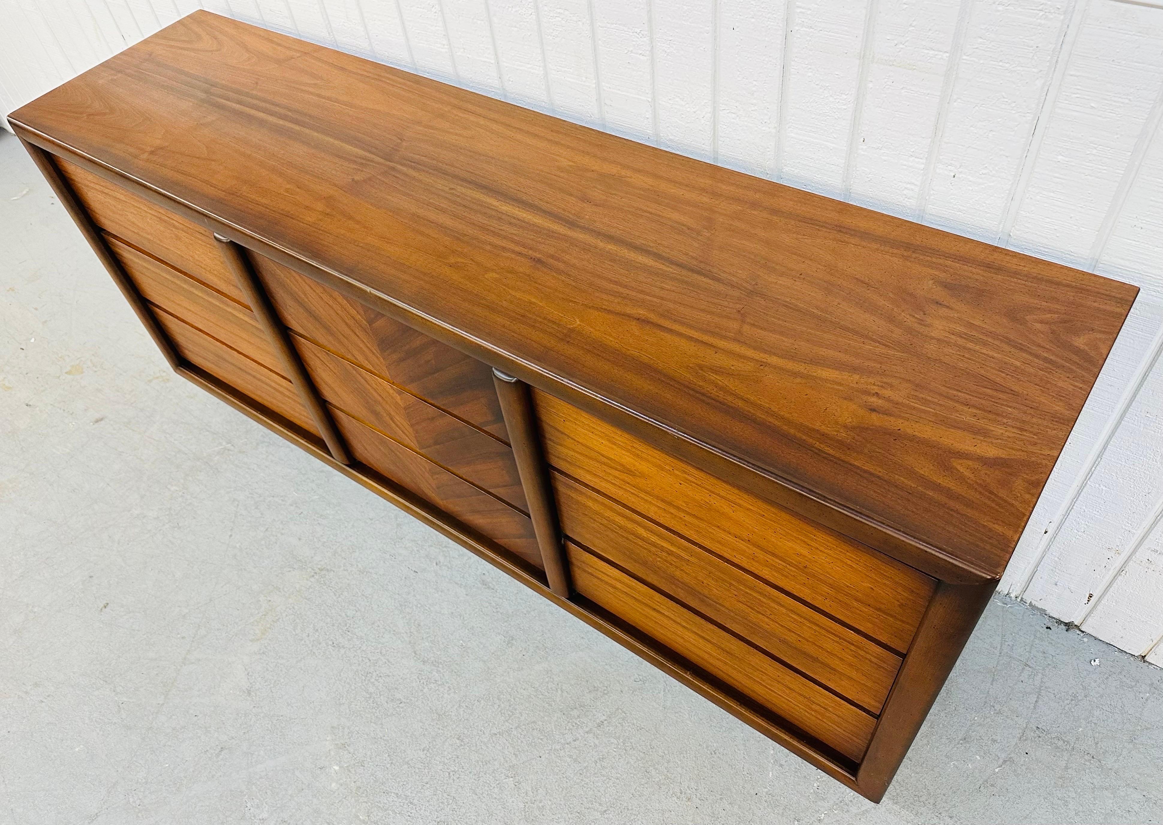 Mid-Century Modern Lane Walnut 9-Drawer Dresser In Good Condition In Clarksboro, NJ