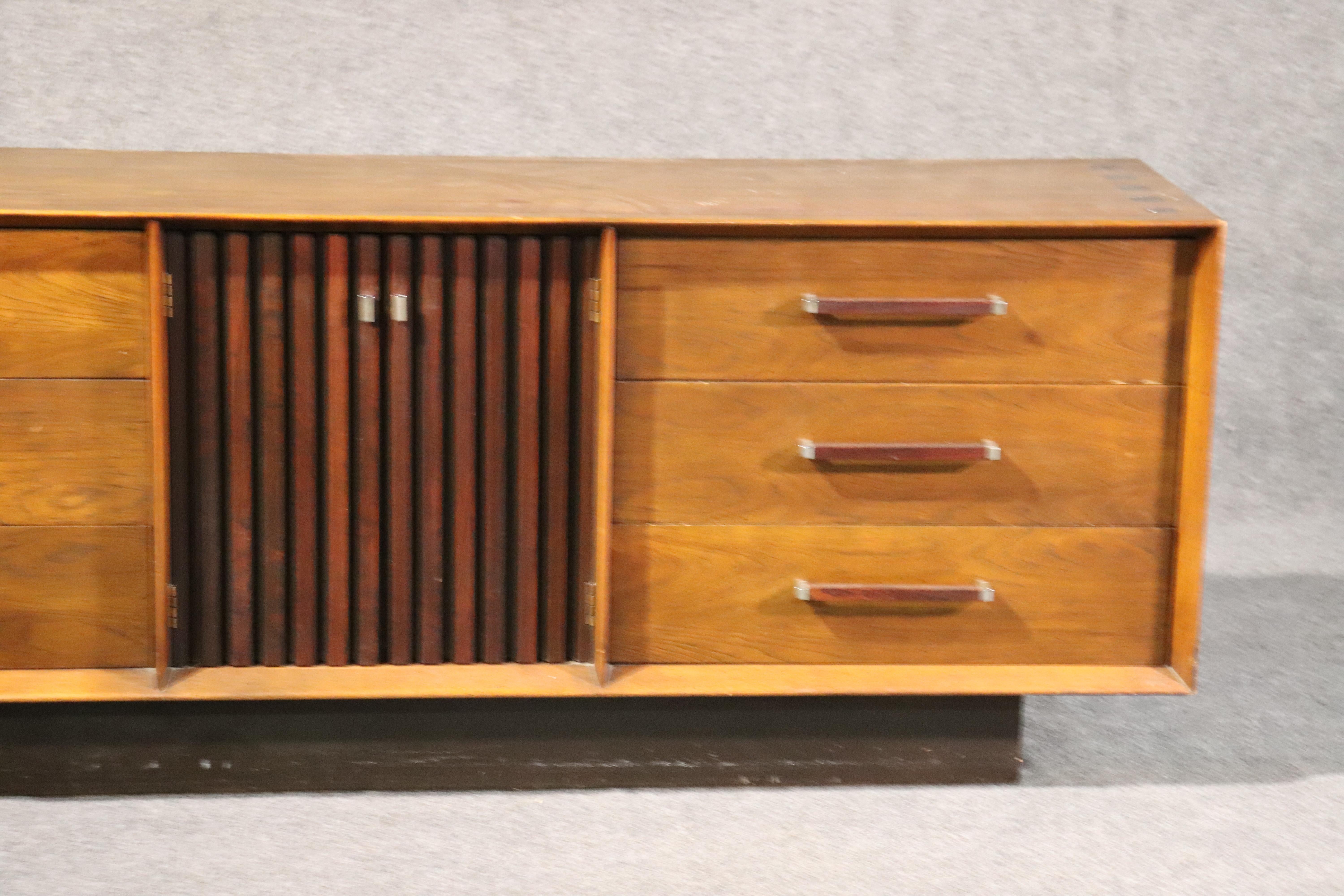 Mid-Century Modern Lane Walnut and Rosewood Triple Dresser with Mirrors In Good Condition In Swedesboro, NJ