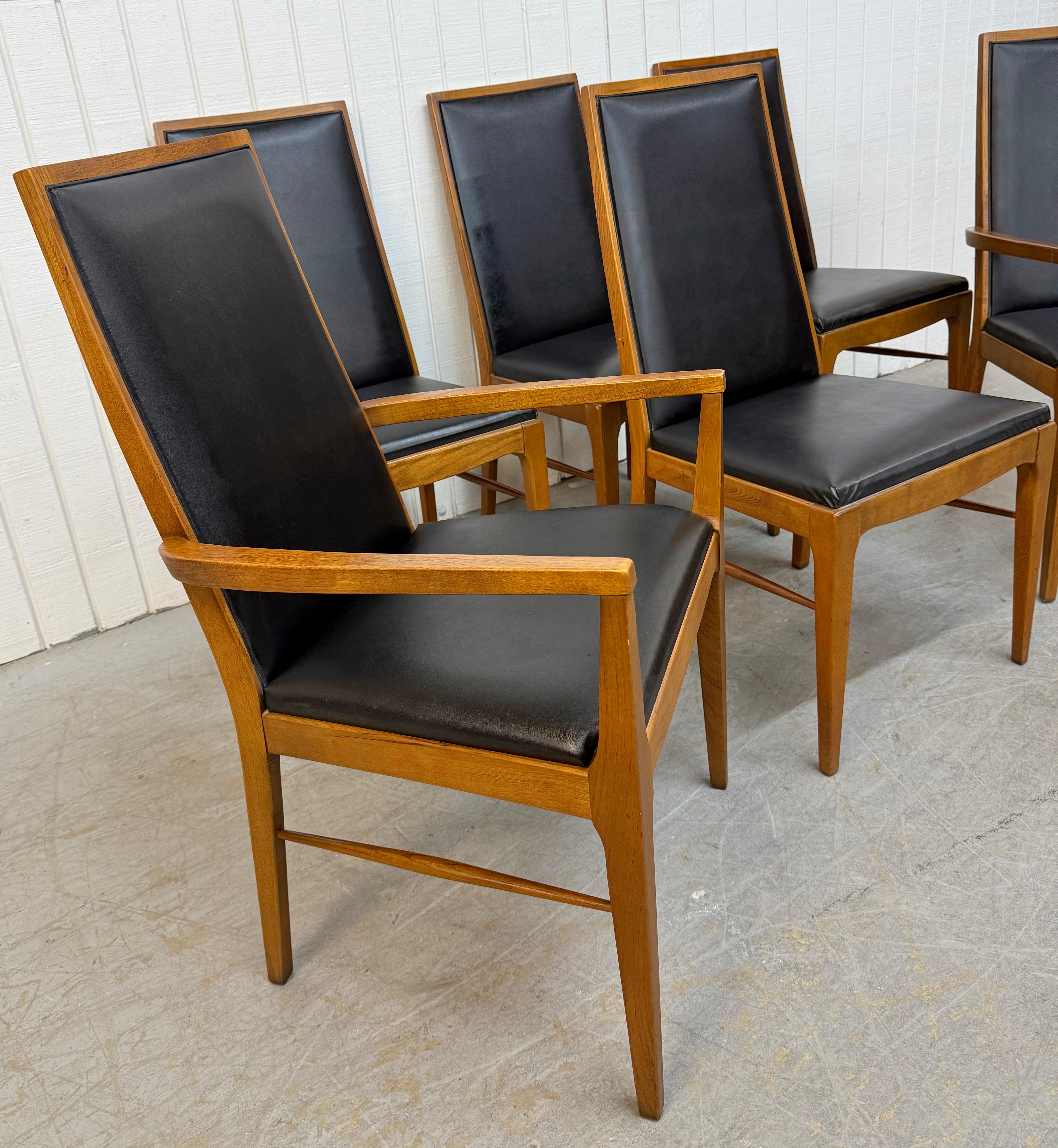 Cette annonce concerne des chaises de salle à manger en noyer Lane, de style moderne du milieu du siècle. Structure en bois massif, deux fauteuils, quatre chaises d'appoint, dossier et siège recouverts de vinyle noir, finition noyer. Il s'agit d'une