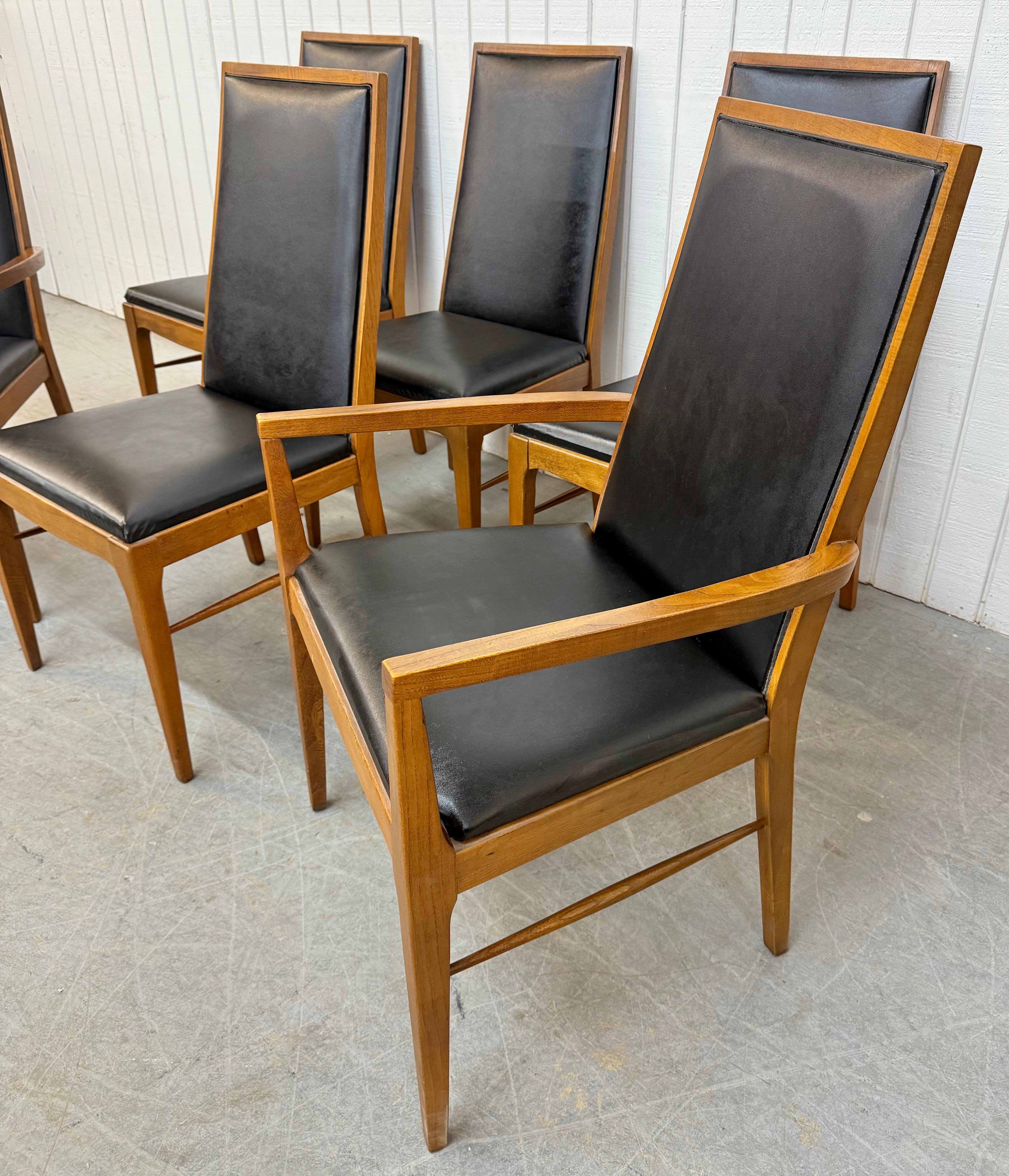 Mid-Century Modern Chaises de salle à manger en vinyle noir et noyer The Moderns Modernity Lane - Lot de 6 en vente