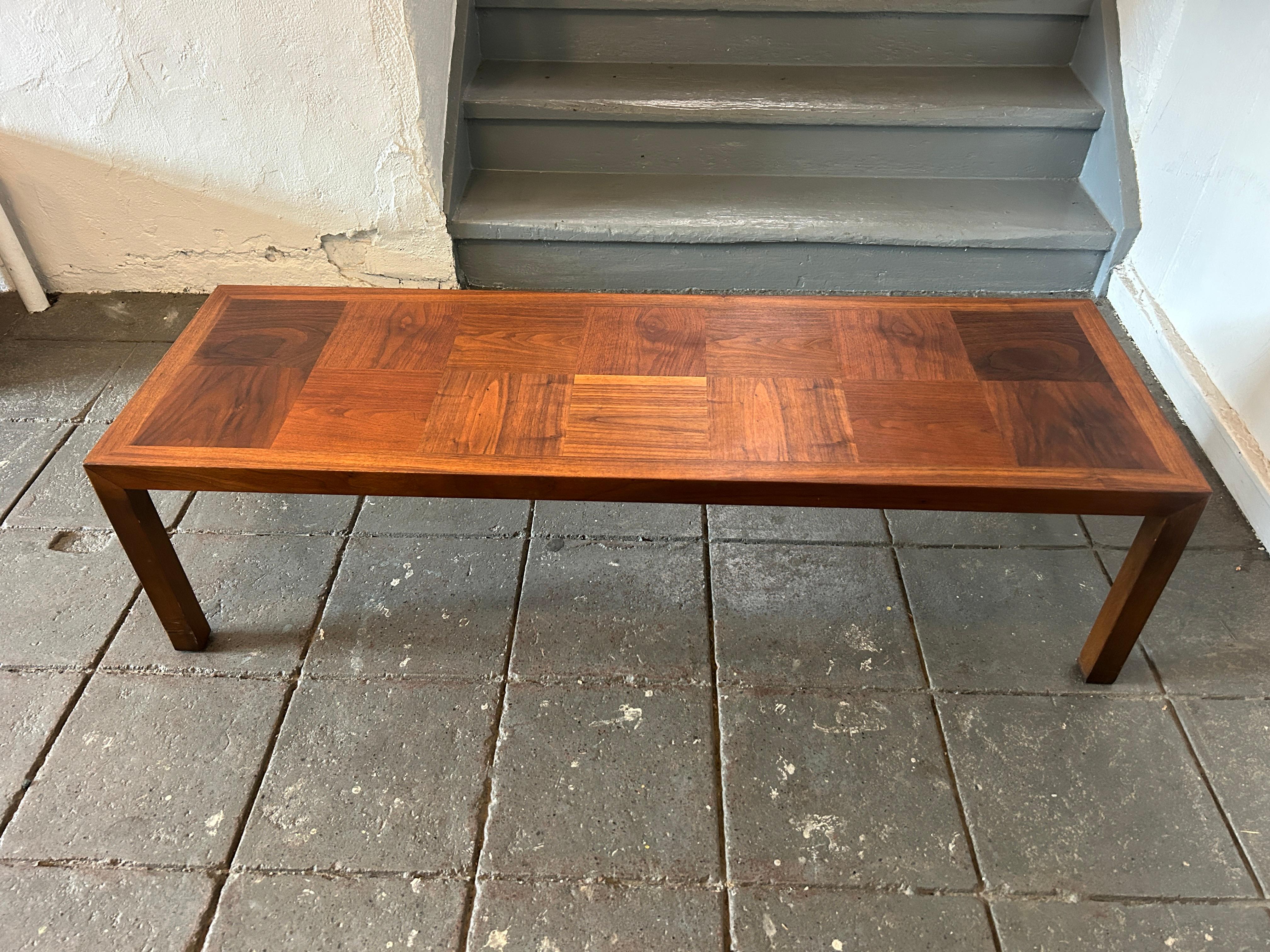 Mid century modern Lane walnut checkered parsons coffee table. Great Solid Coffee table. Simple rectangle design with checkerboard walnut veneer top. Made in USA. Labeled LANE. Located in Brooklyn NYC

Measures 57