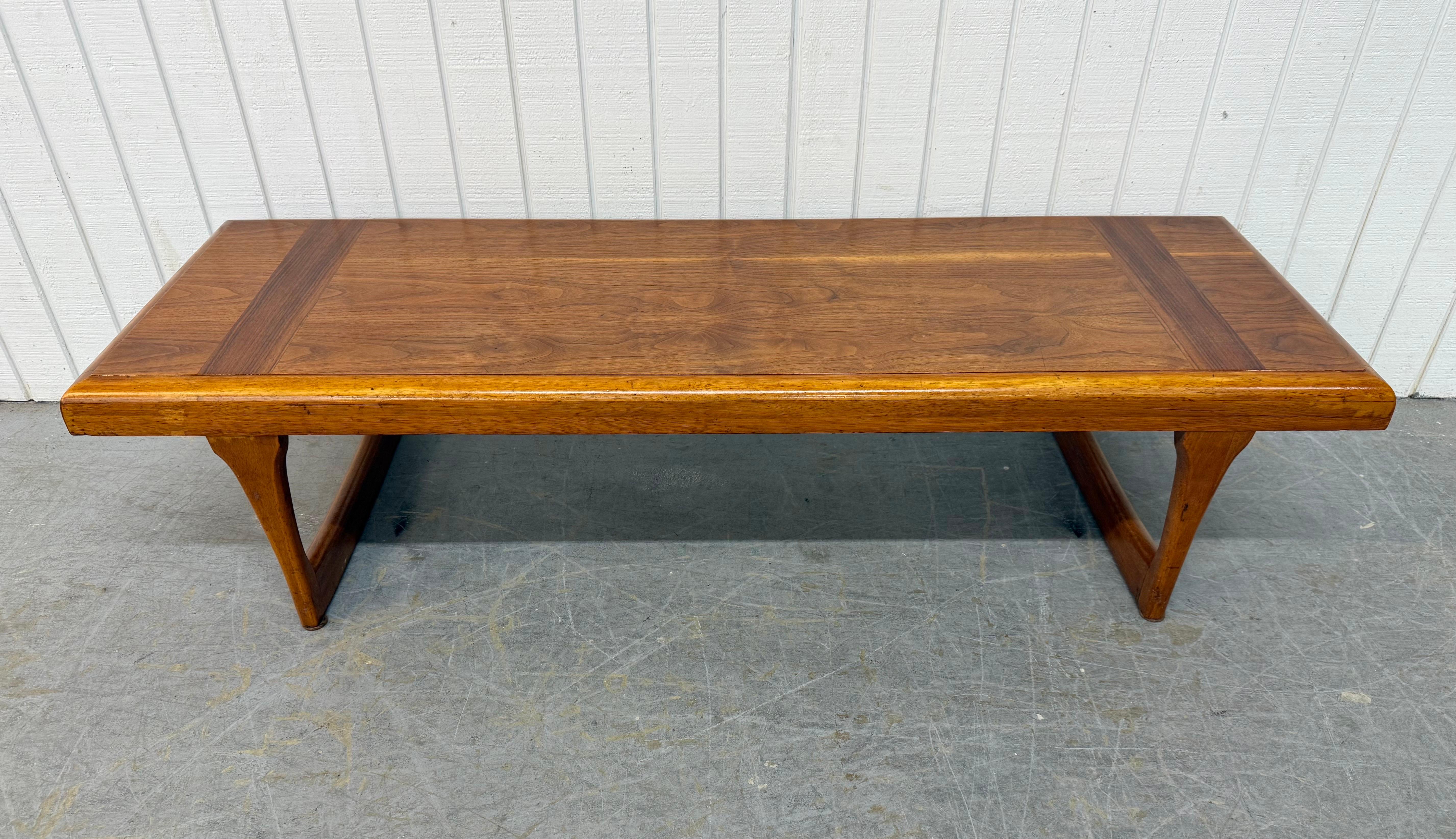 Mid-Century Modern Lane Walnut Coffee Table In Good Condition For Sale In Clarksboro, NJ