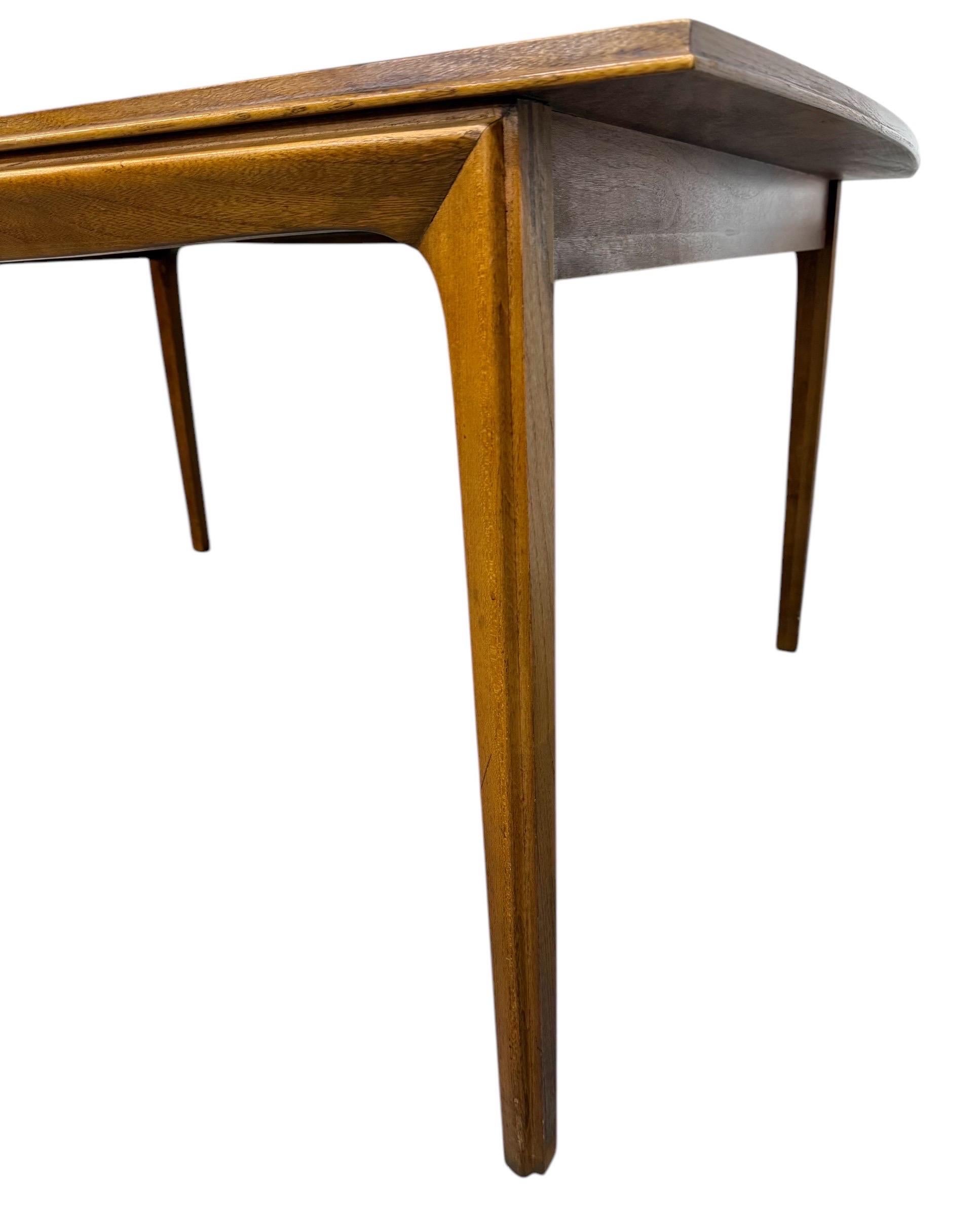 Mesa de comedor Lane de nogal, moderna de mediados de siglo en venta 3