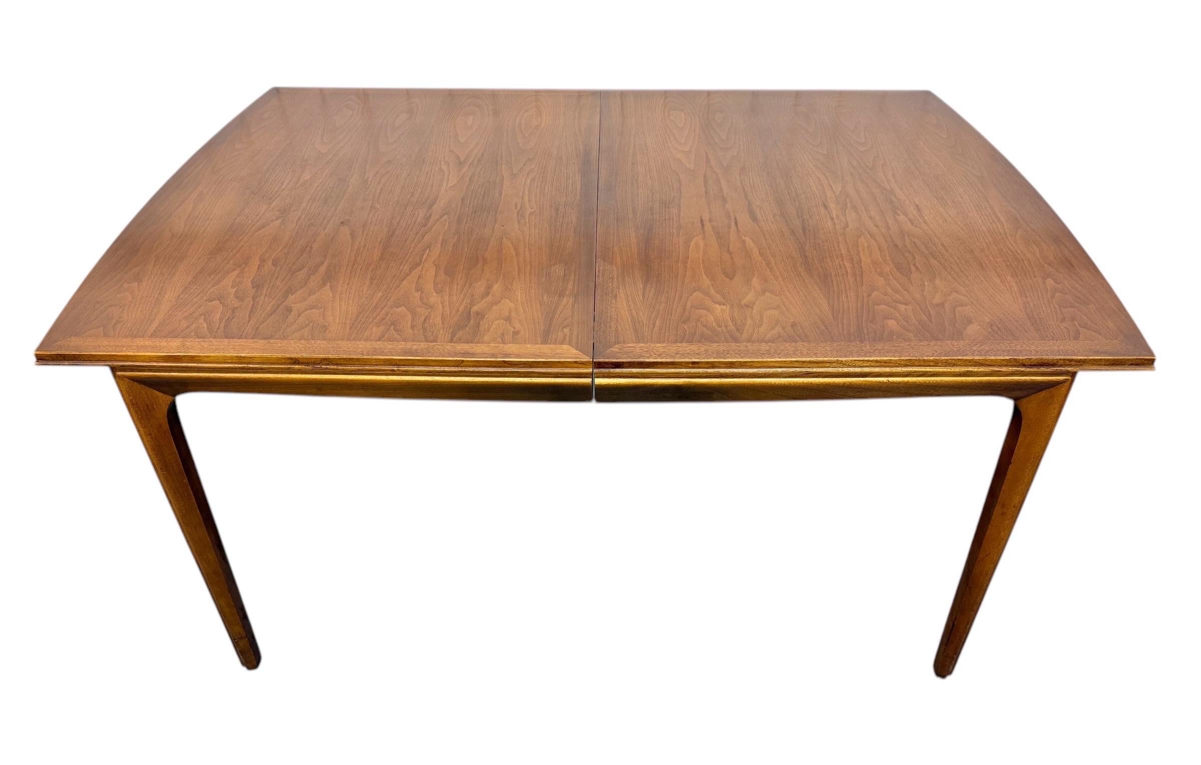 Este anuncio es para una Mesa de comedor de nogal Lane, moderna de mediados de siglo. Con un diseño de líneas rectas, tablero rectangular que se expande hasta 98,5