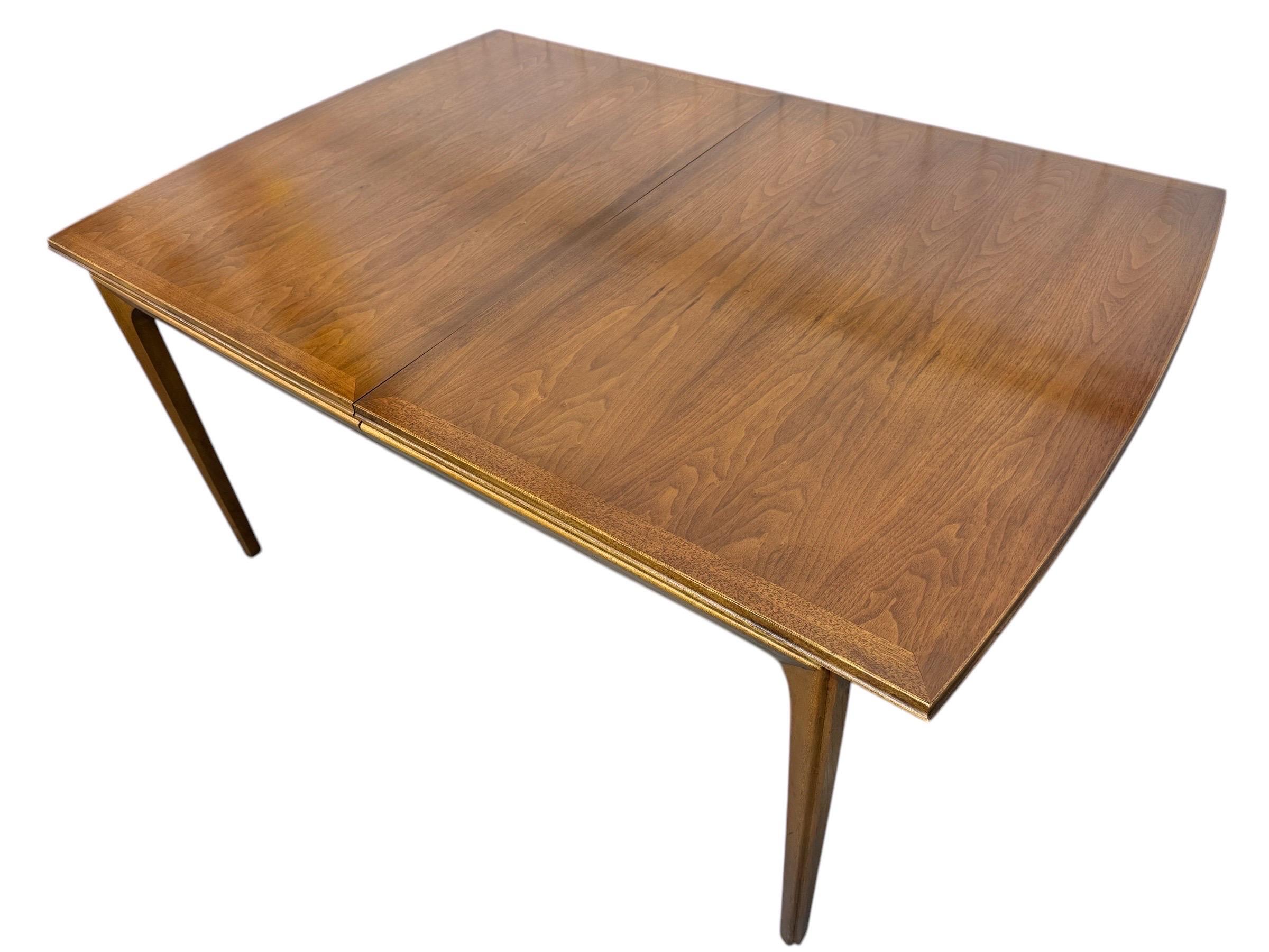 Mesa de comedor Lane de nogal, moderna de mediados de siglo Moderno de mediados de siglo en venta