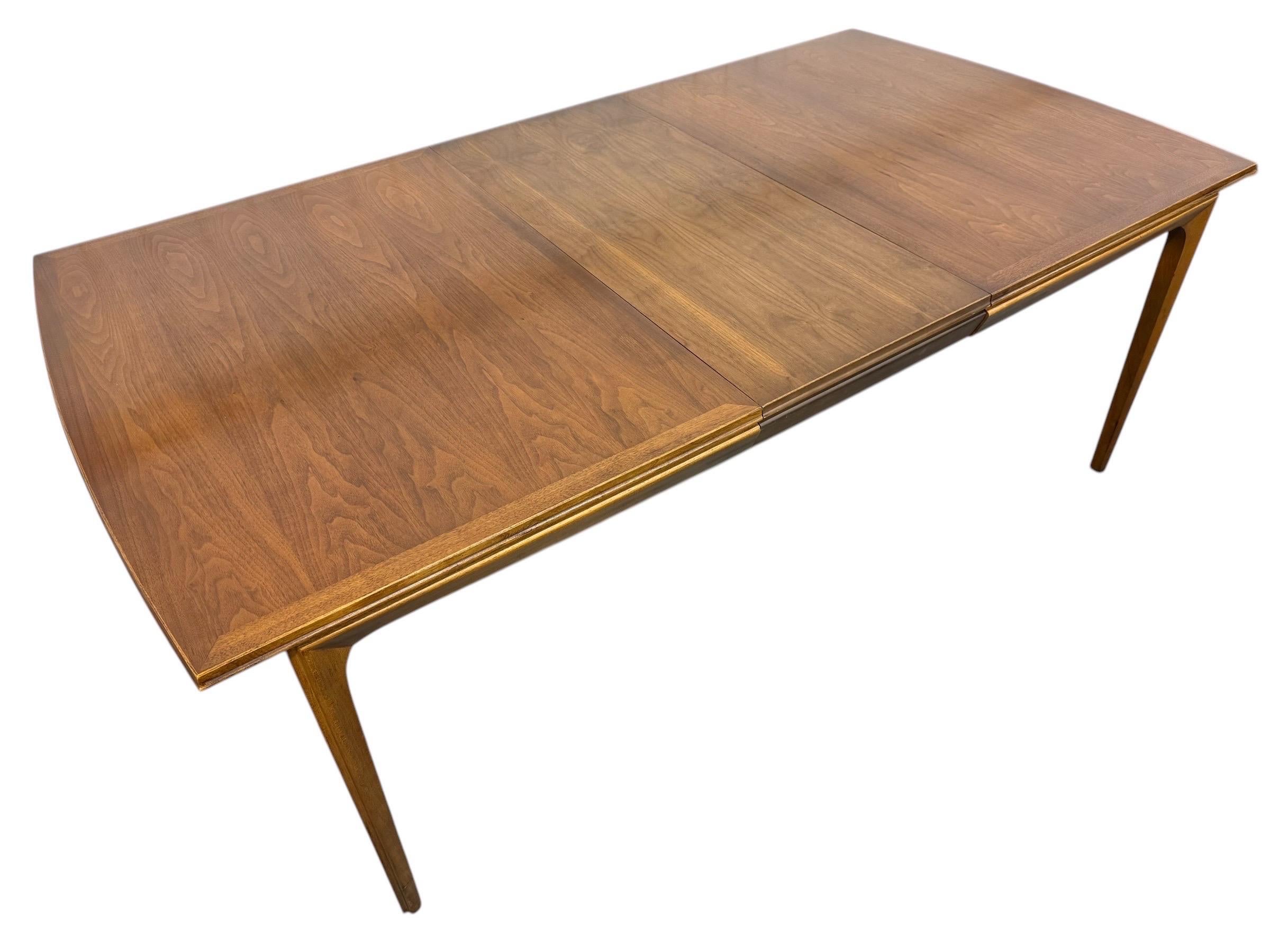 Mesa de comedor Lane de nogal, moderna de mediados de siglo Estadounidense en venta