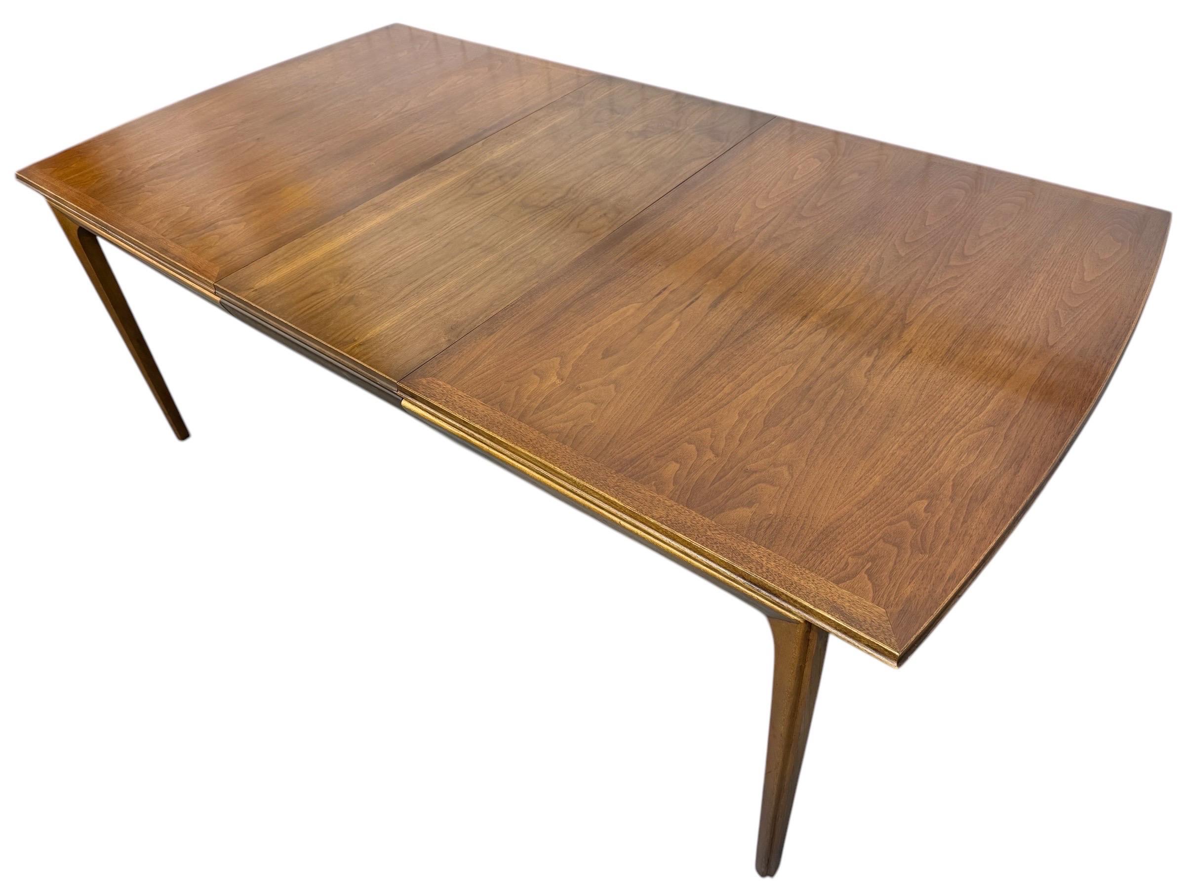 Mesa de comedor Lane de nogal, moderna de mediados de siglo en Bueno estado para la venta en Clarksboro, NJ