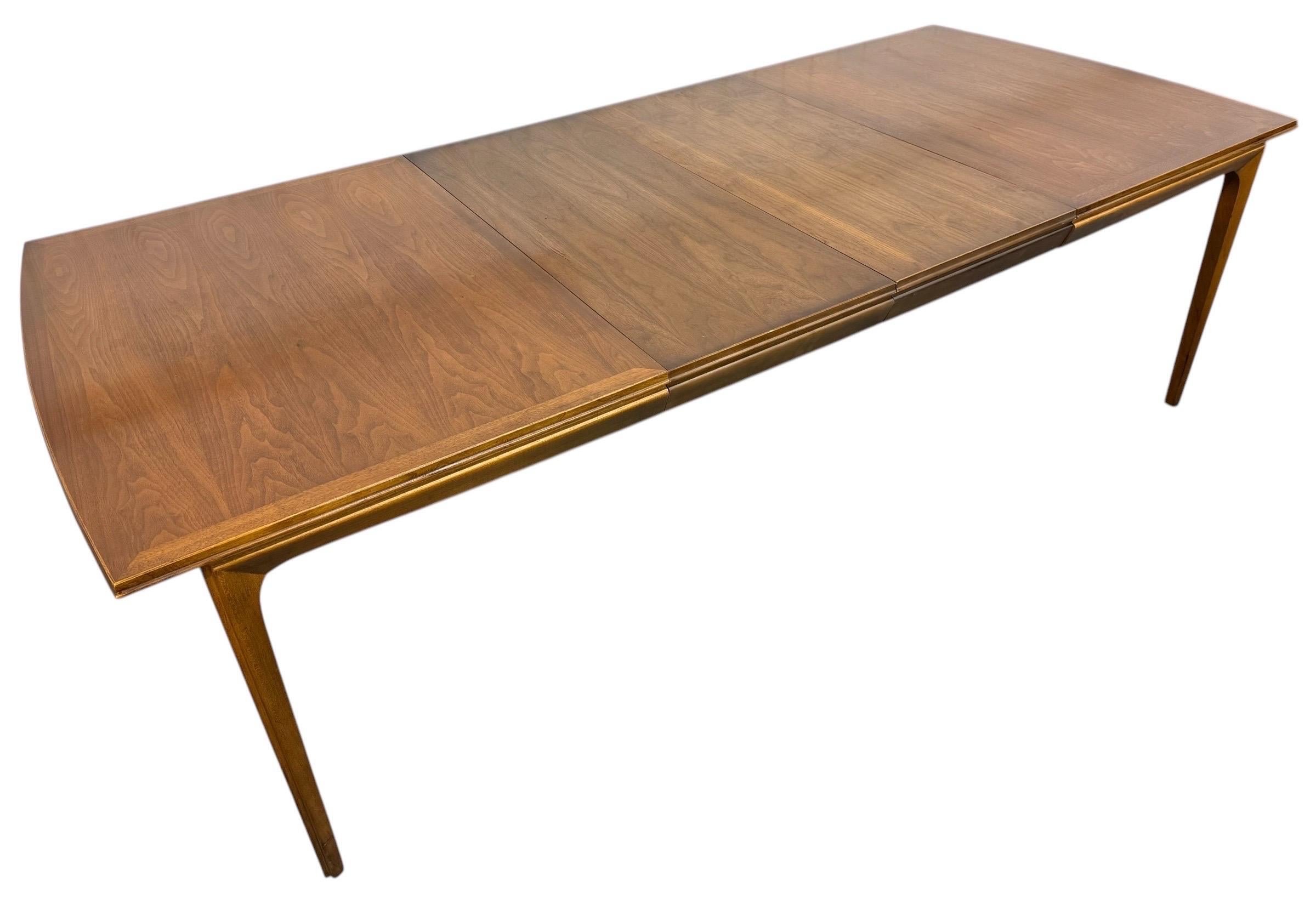 Mesa de comedor Lane de nogal, moderna de mediados de siglo siglo XX en venta