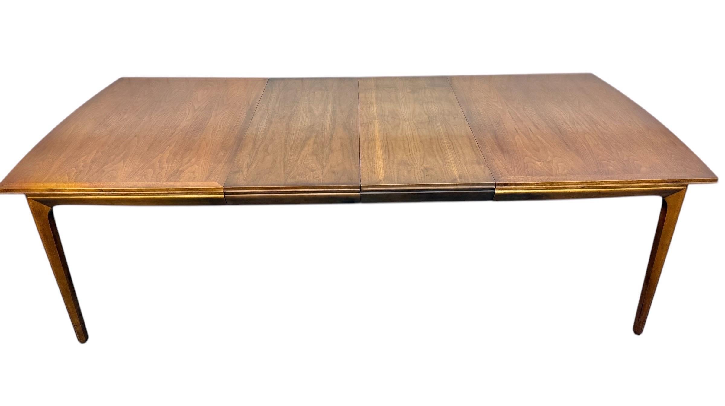 Mesa de comedor Lane de nogal, moderna de mediados de siglo Madera en venta