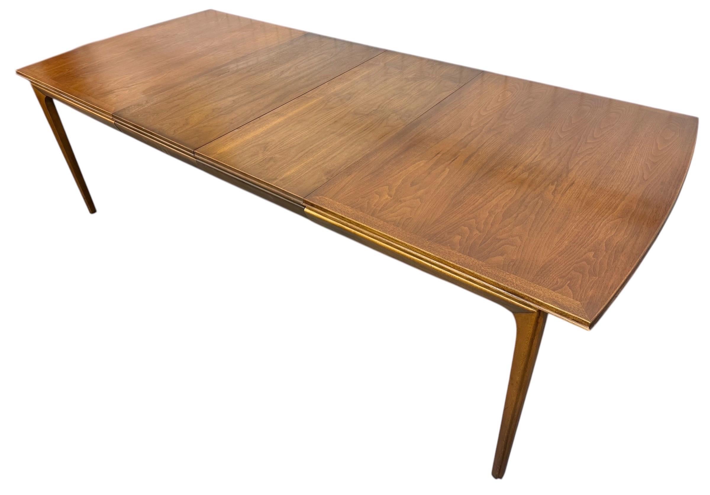 Mesa de comedor Lane de nogal, moderna de mediados de siglo en venta 1