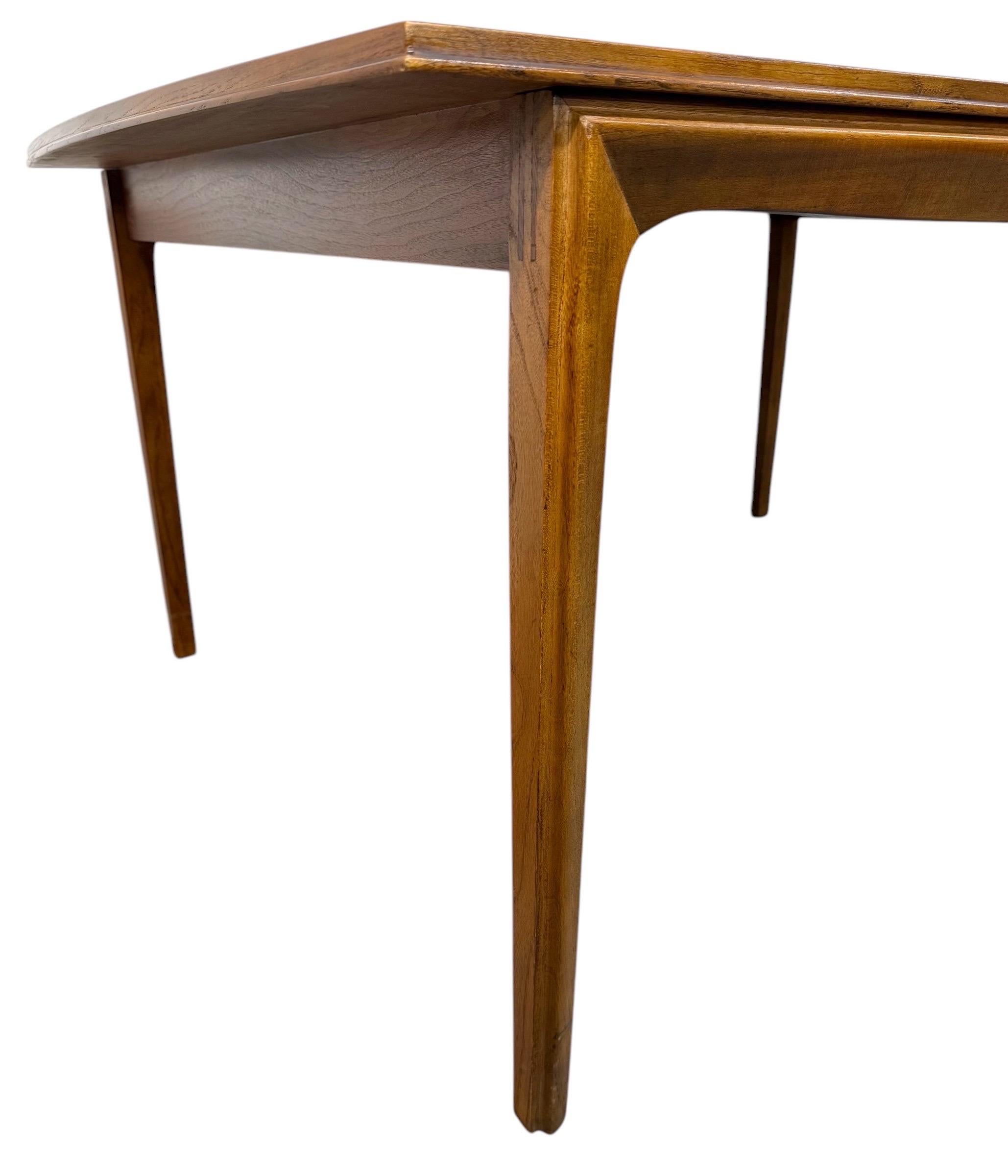 Mesa de comedor Lane de nogal, moderna de mediados de siglo en venta 2