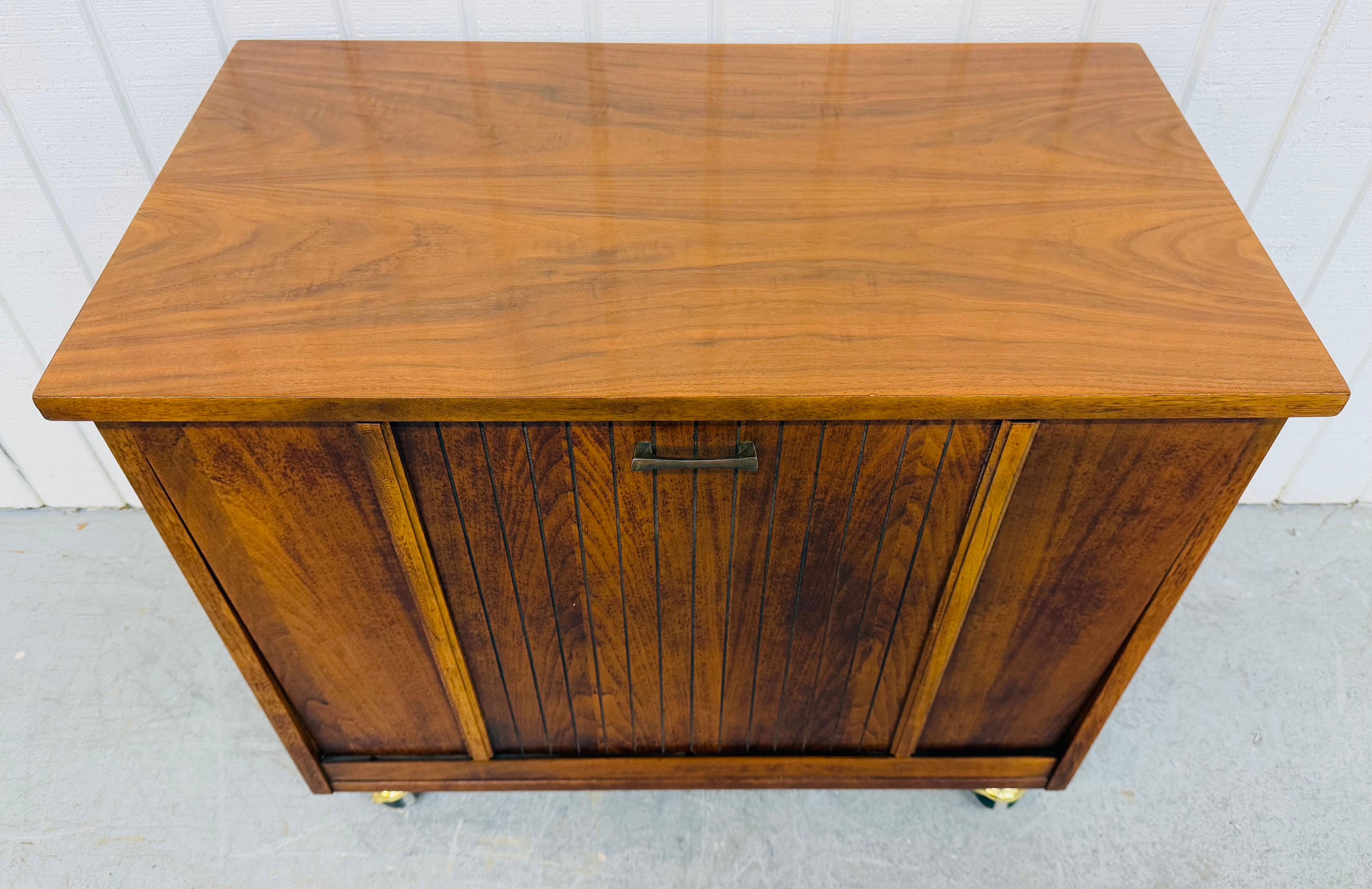 Mid-Century Modern Lane Walnut Record Cabinet In Good Condition In Clarksboro, NJ