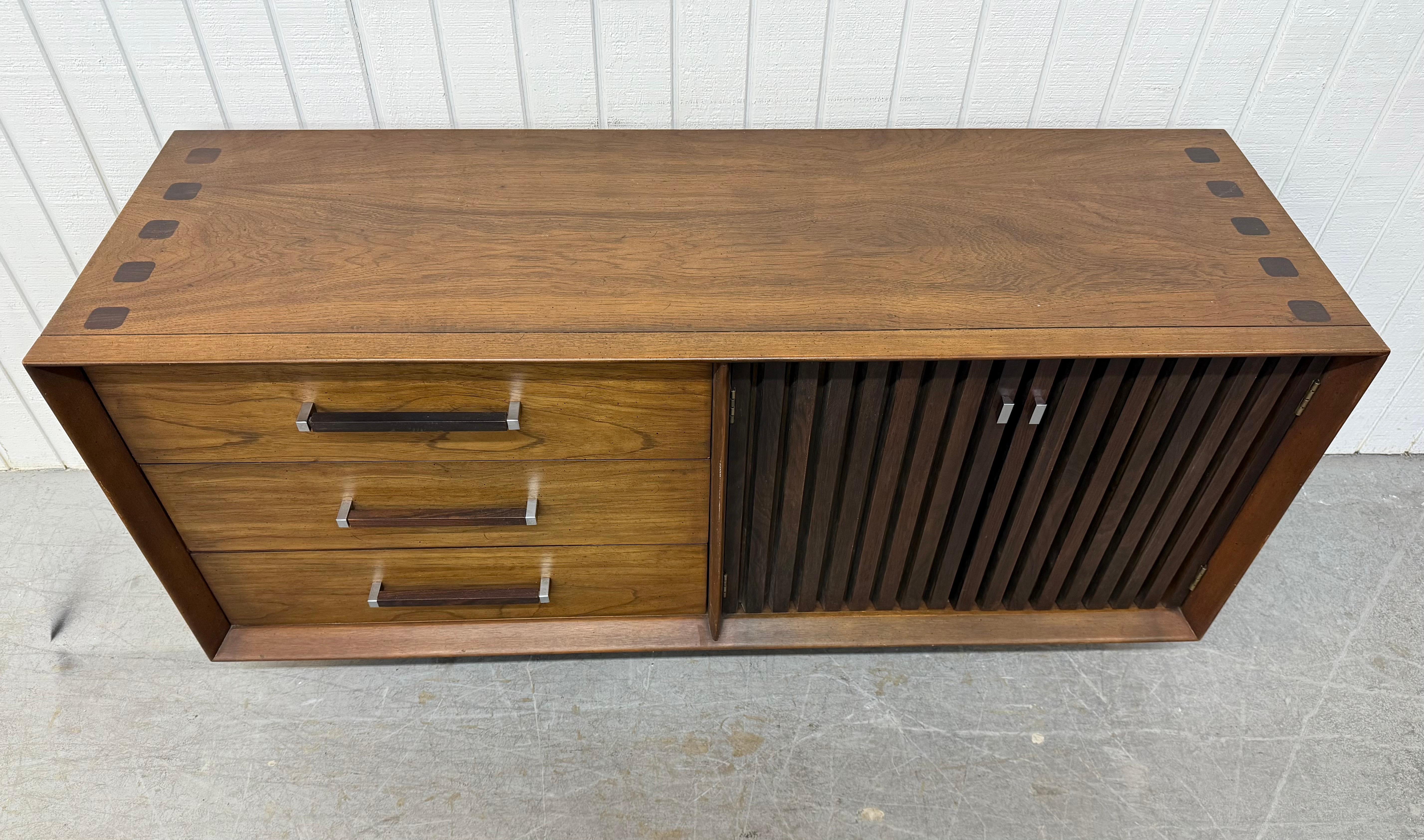 Mid-Century moderno Credenza Lane's in legno di noce e palissandro, stile metà secolo moderno in vendita