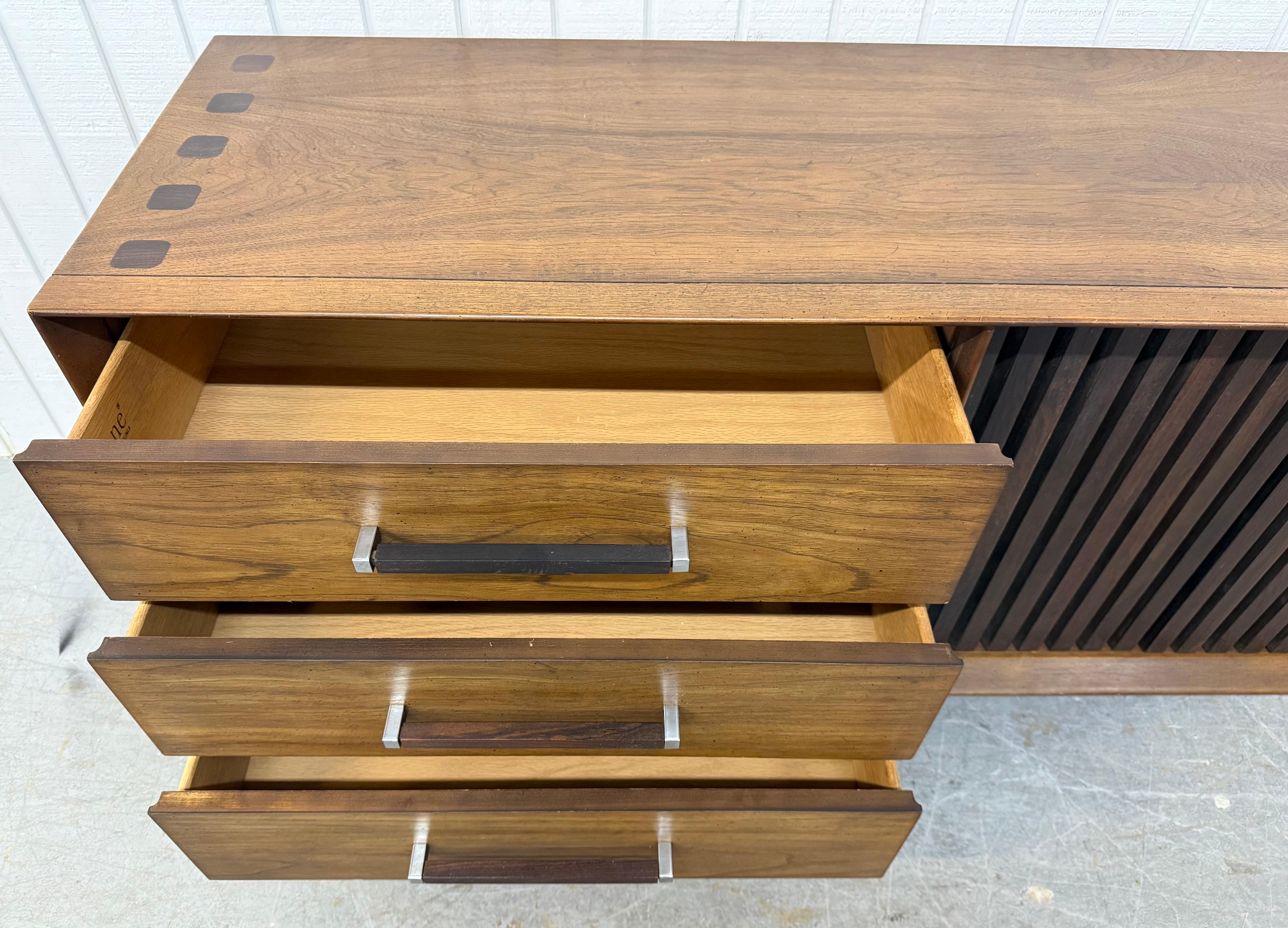 Credenza Lane's in legno di noce e palissandro, stile metà secolo moderno In condizioni buone in vendita a Clarksboro, NJ