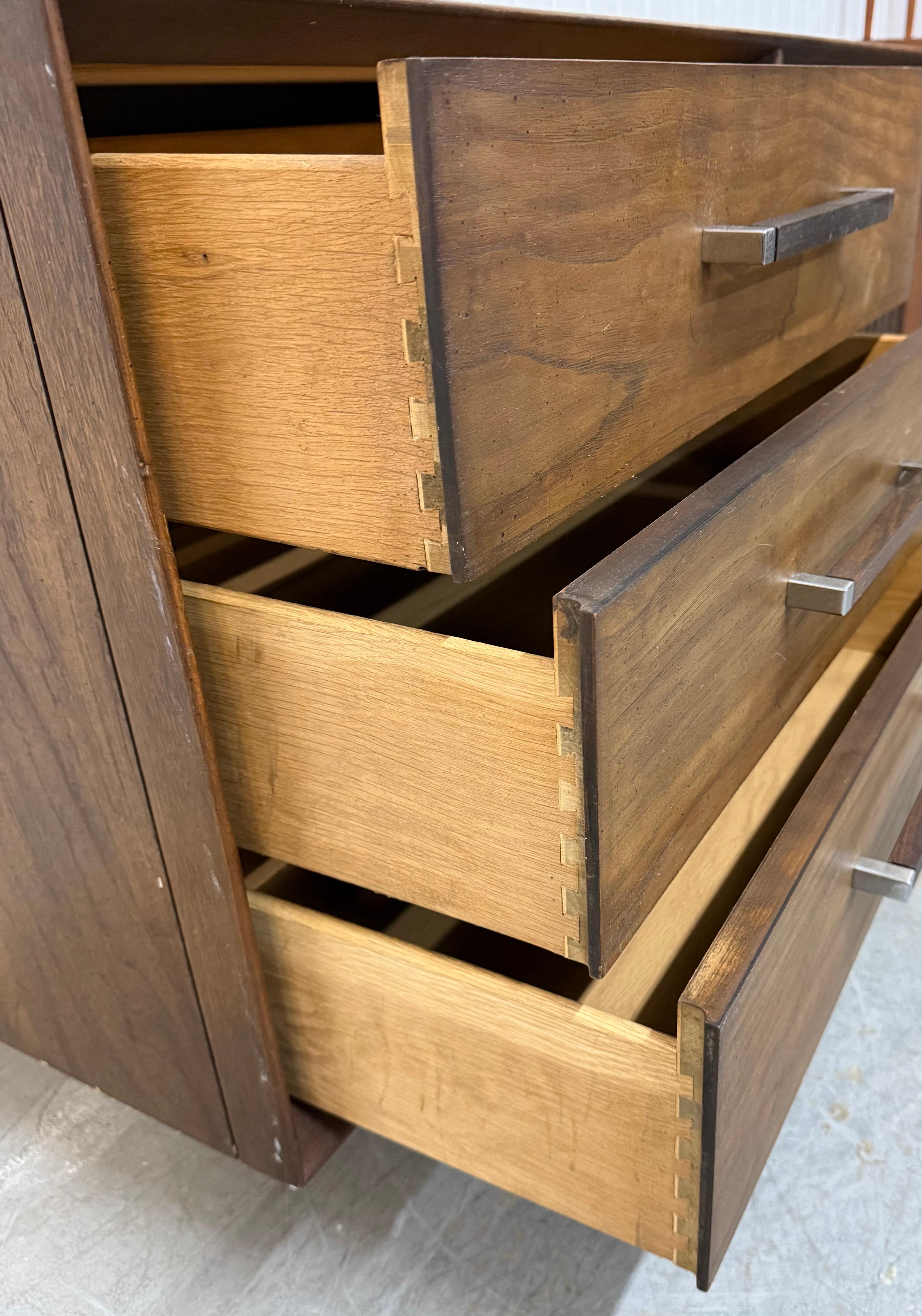 XX secolo Credenza Lane's in legno di noce e palissandro, stile metà secolo moderno in vendita