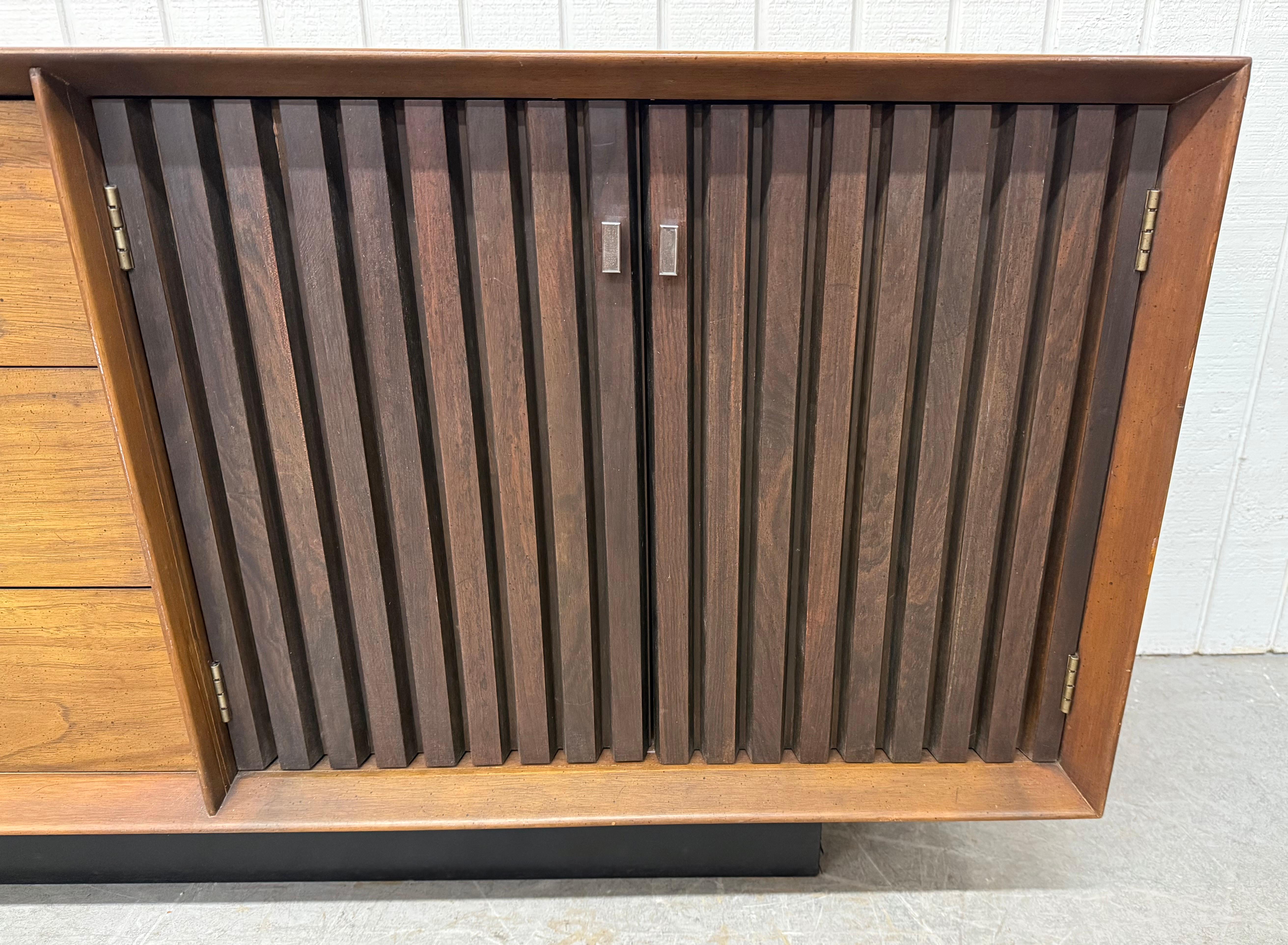 Metallo Credenza Lane's in legno di noce e palissandro, stile metà secolo moderno in vendita
